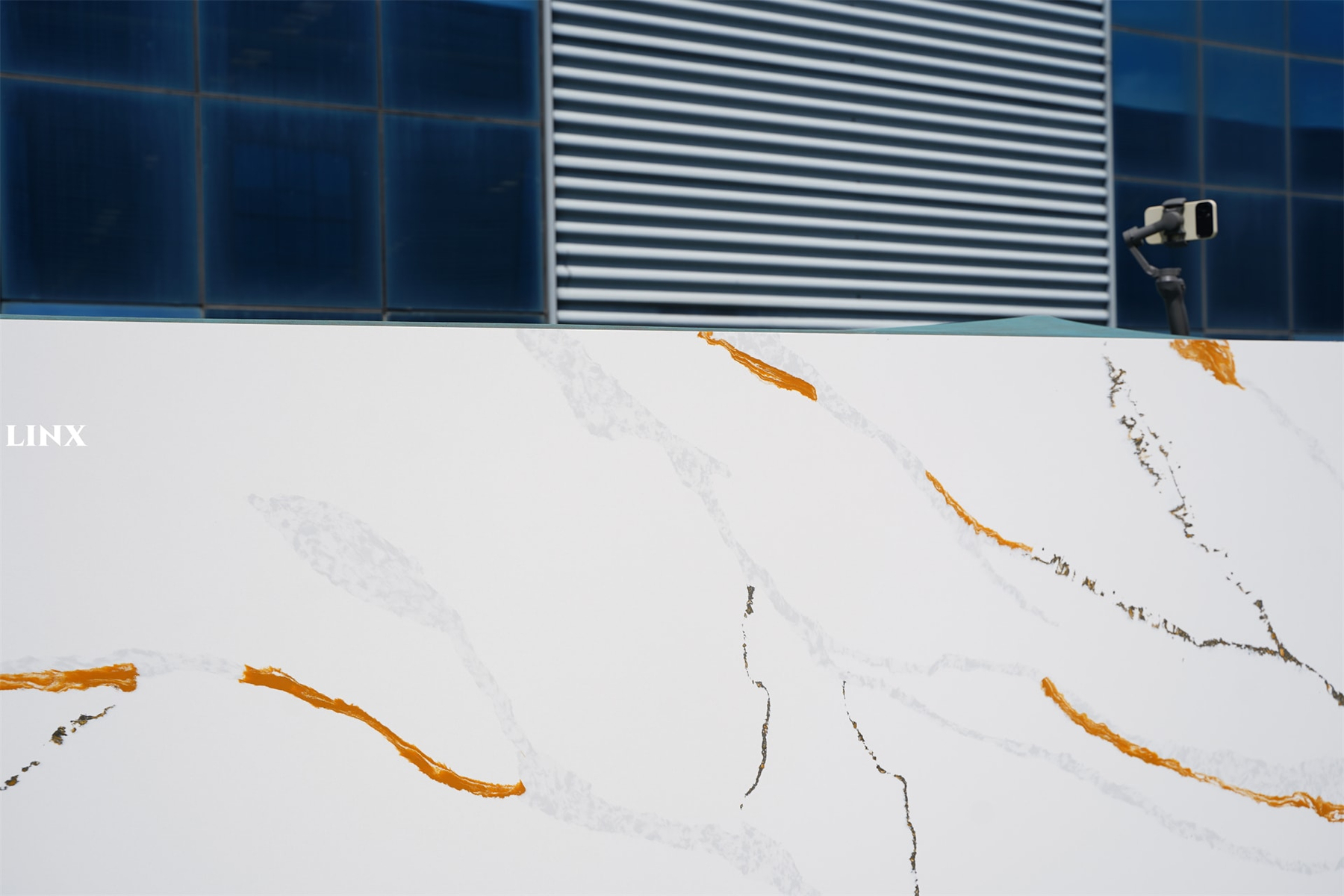 LX71305 CALACATTA GOLD QUARTZ STONE DETAIL 5 LINX SURFACES