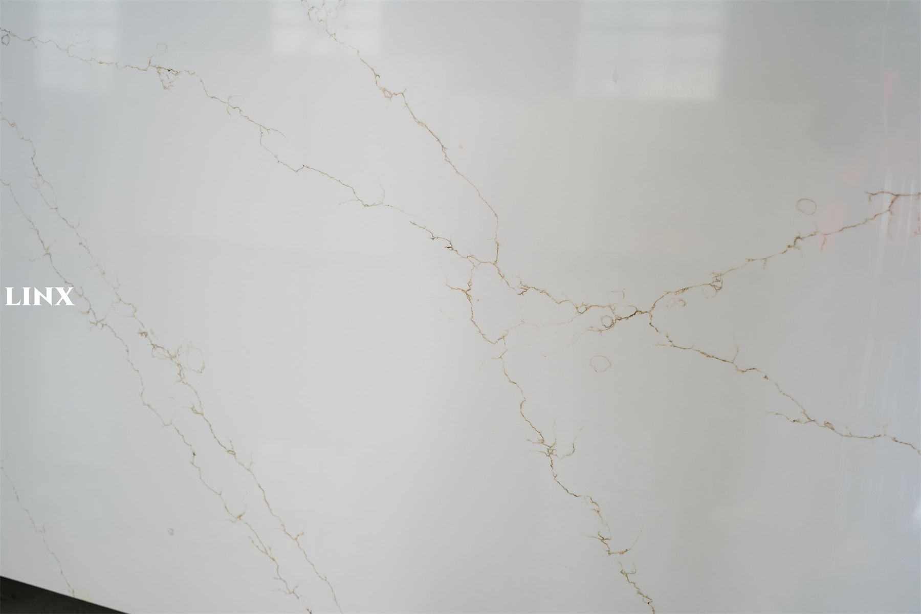 LX7211 CALACATTA GOLD QUARTZ STONE DETAIL 4 LINX SURFACES
