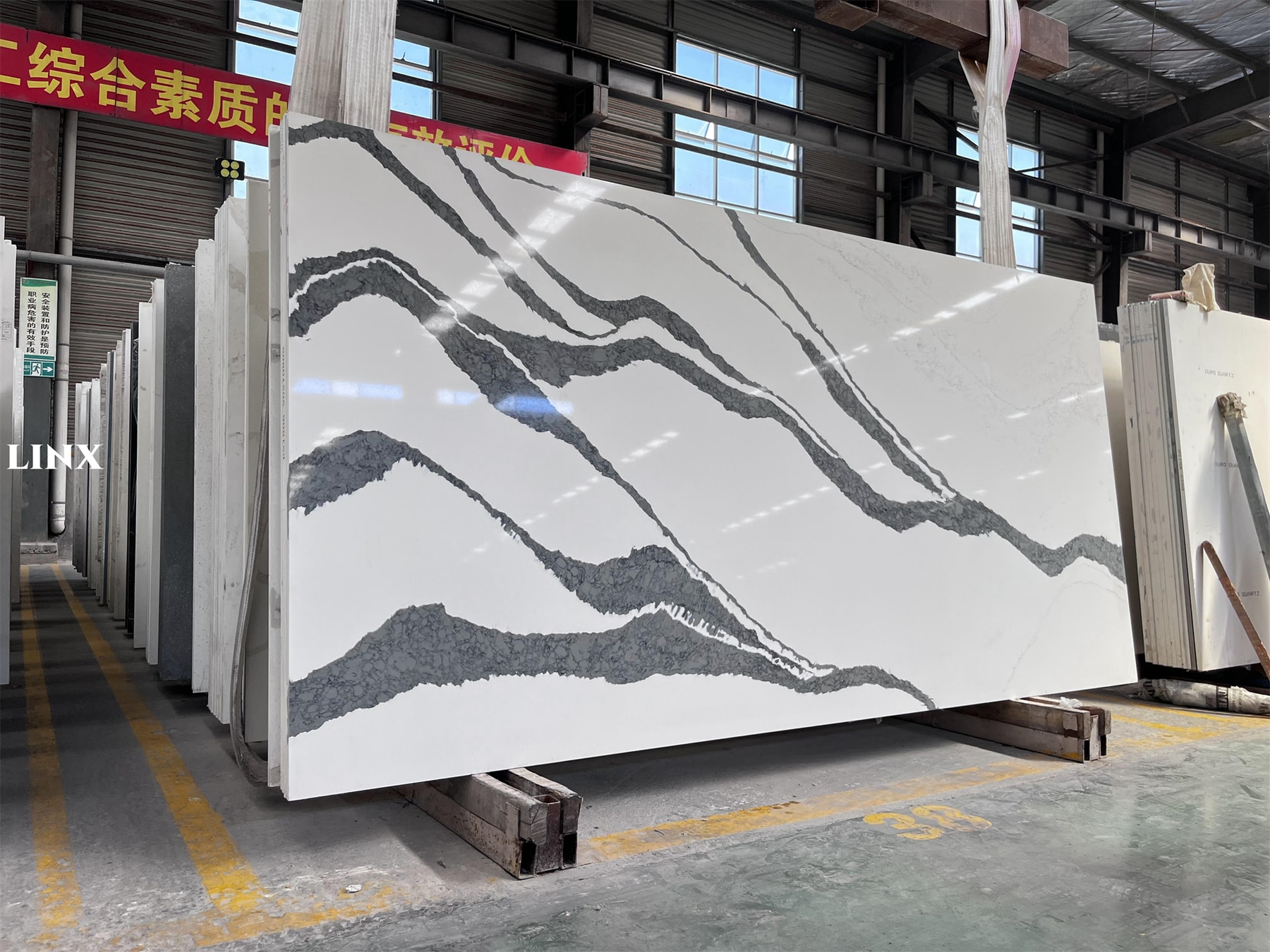 LX7232 CALACATTA WHITE QUARTZ STONE FEATURE 1 LINX SURFACES