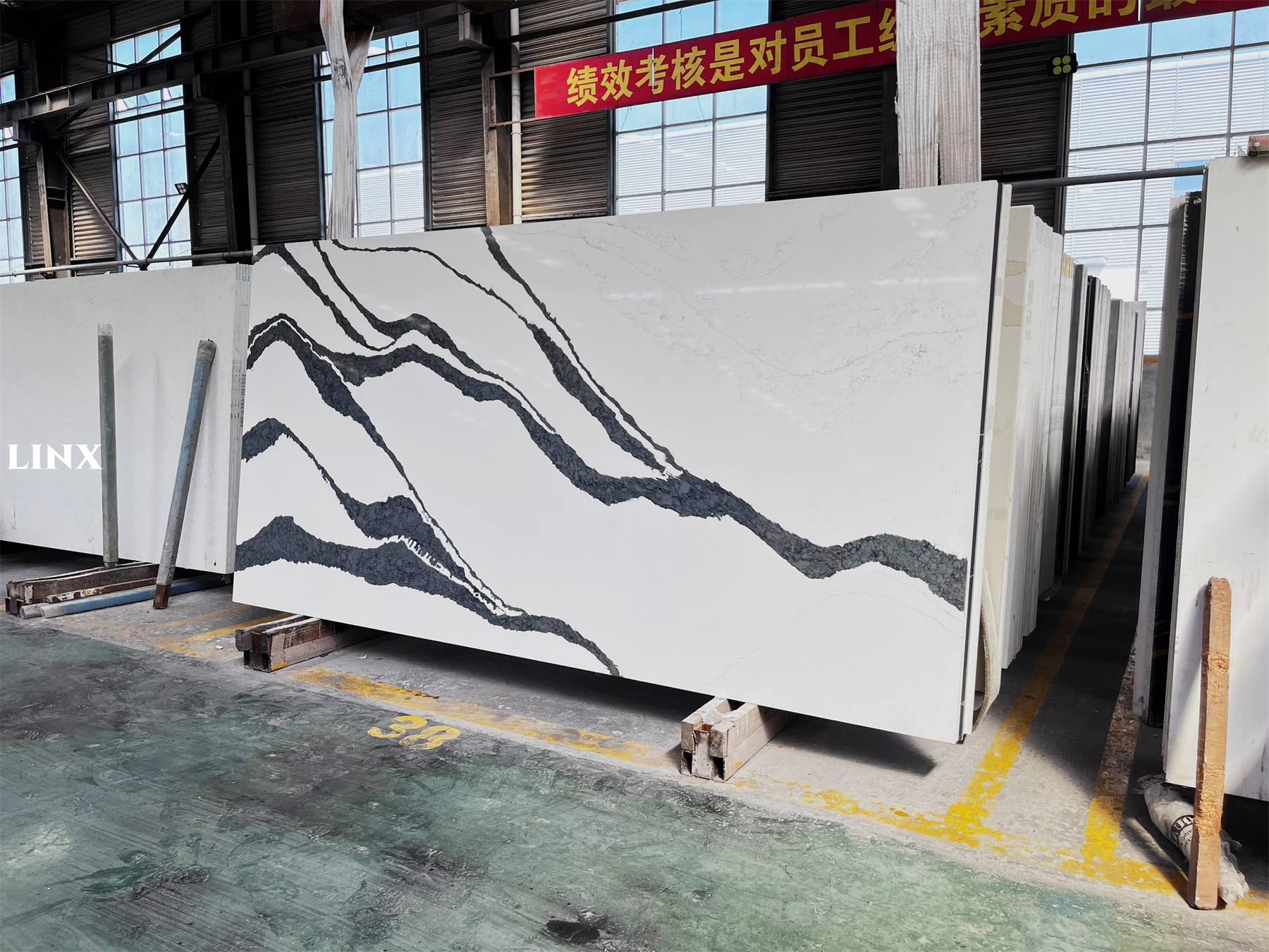 LX7232 CALACATTA WHITE QUARTZ STONE FEATURE 2 LINX SURFACES