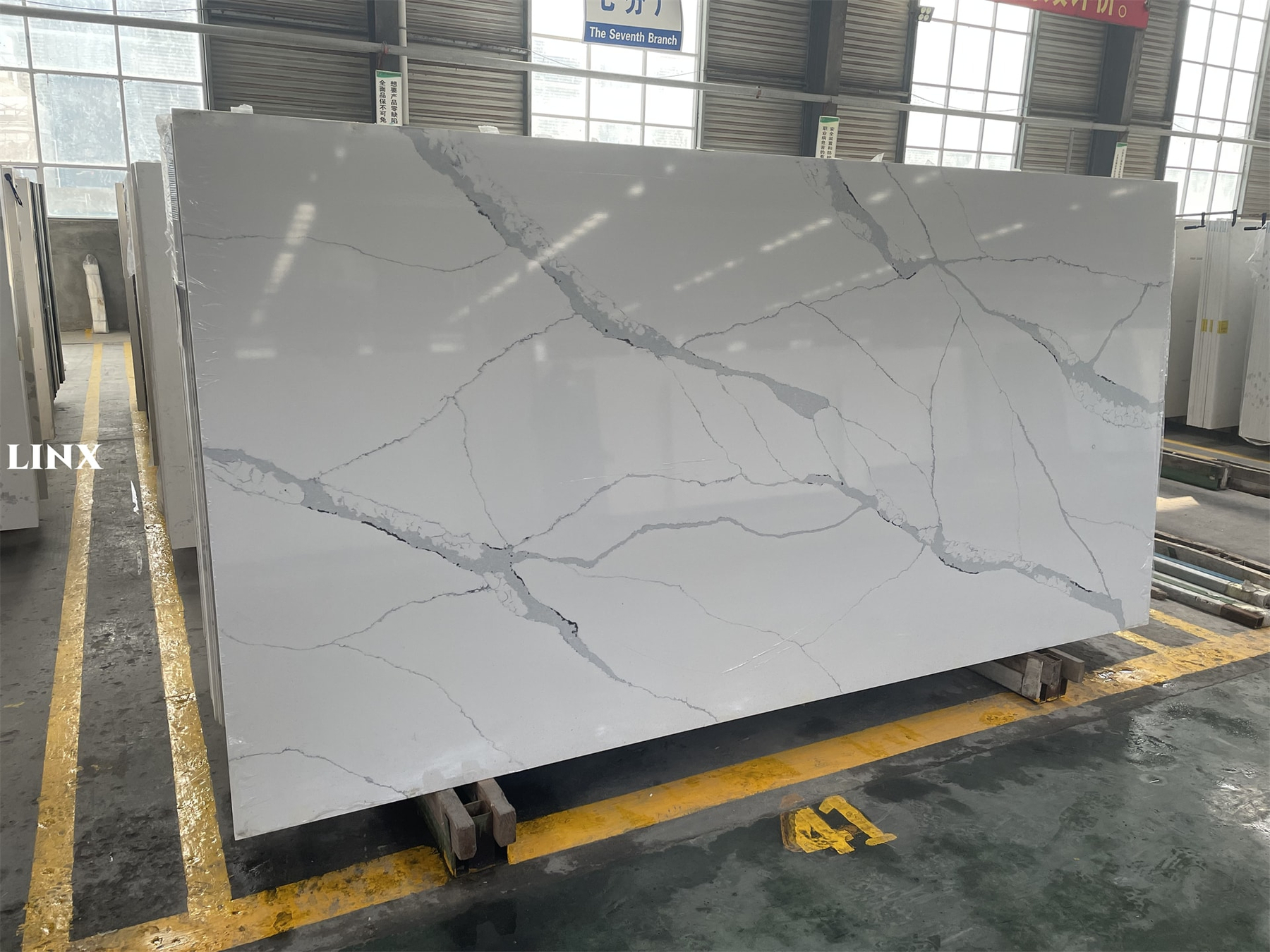 LX7234 CALACATTA WHITE QUARTZ STONE 1 LINX SURFACES