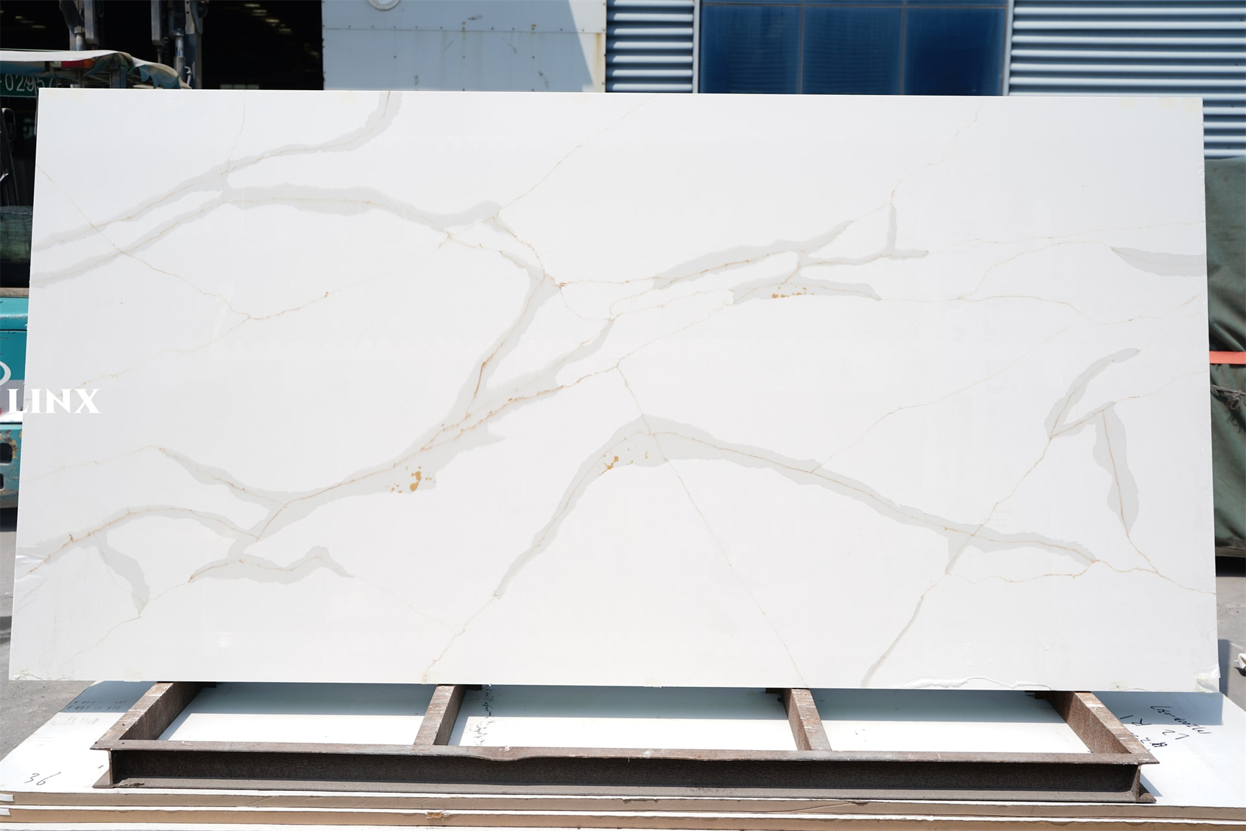 LX7237 CALACATTA GOLD QUARTZ STONE 1 LINX SURFACES