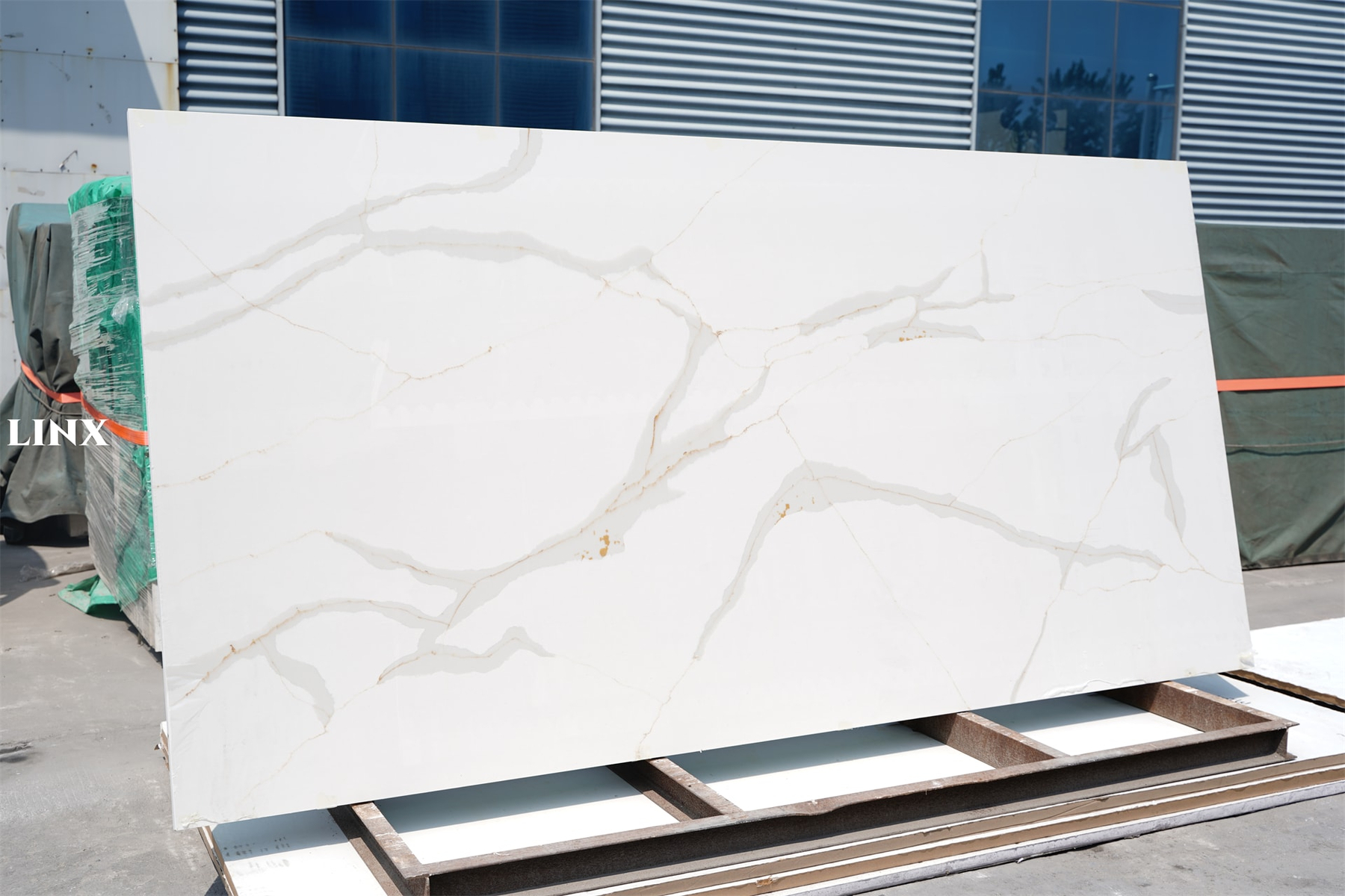 LX7237 CALACATTA GOLD QUARTZ STONE 2 LINX SURFACES