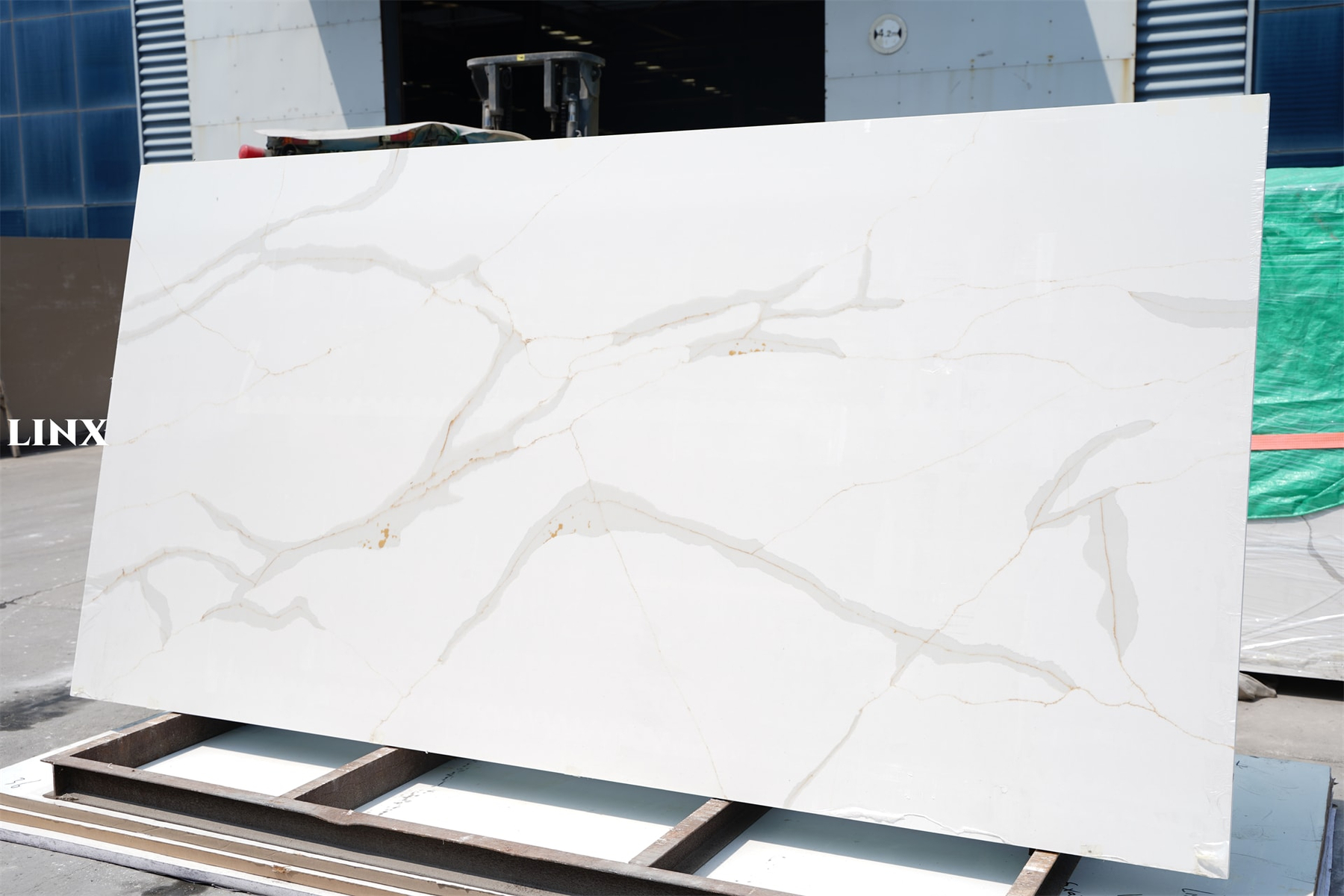 LX7237 CALACATTA GOLD QUARTZ STONE 3 LINX SURFACES