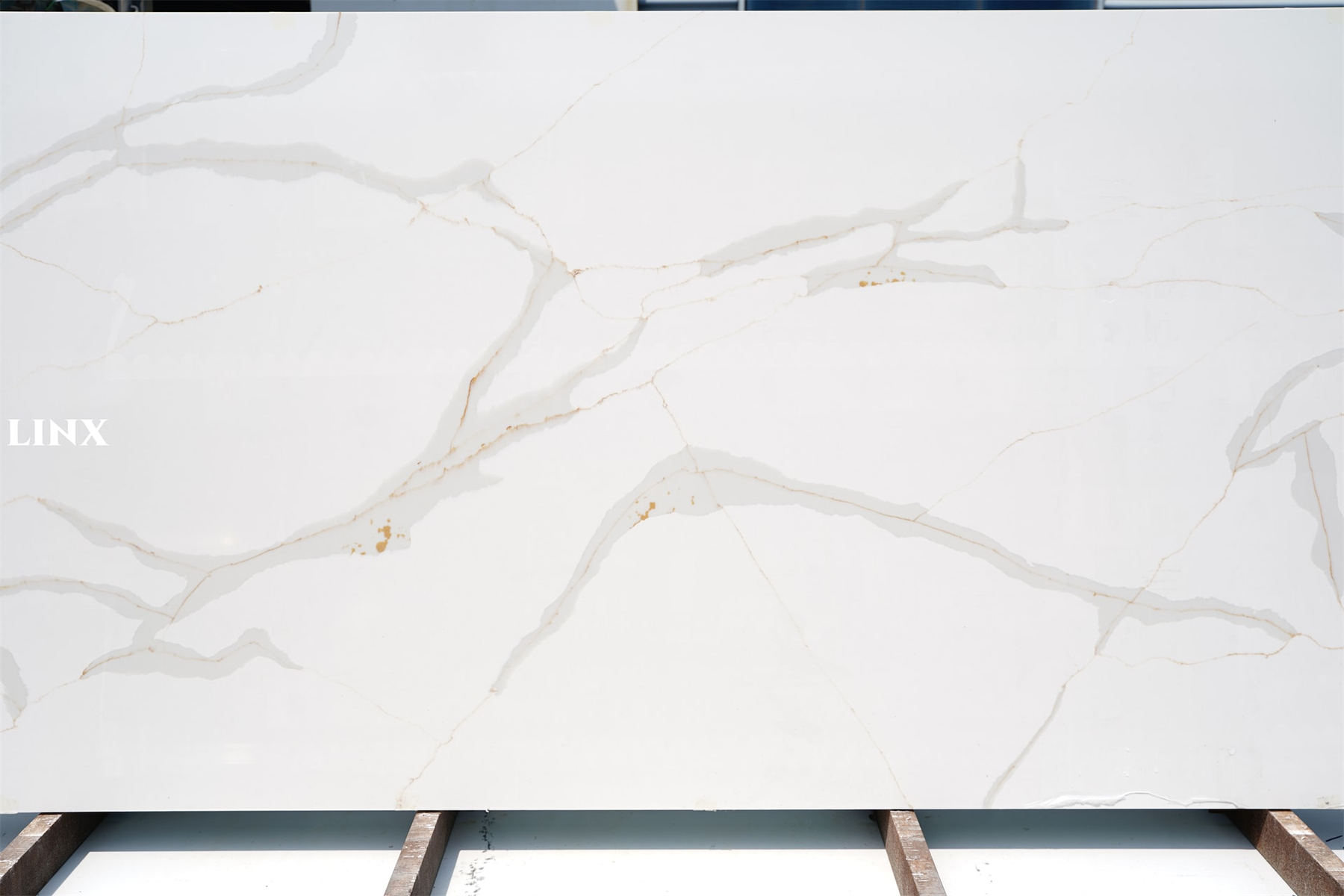 LX7237 CALACATTA GOLD QUARTZ STONE DETAIL 1 LINX SURFACES