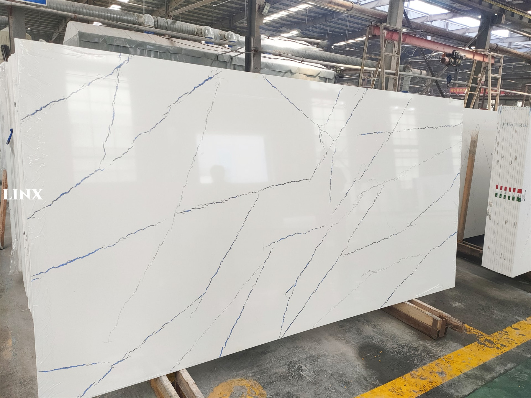 LX7281 CALACATTA WHITE QUARTZ STONE 11 LINX SURFACES
