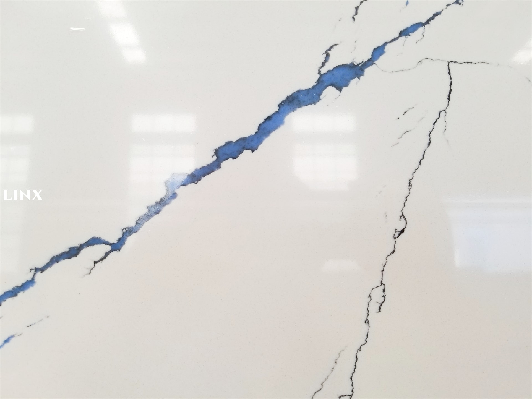 LX7281 CALACATTA WHITE QUARTZ STONE 14 LINX SURFACES
