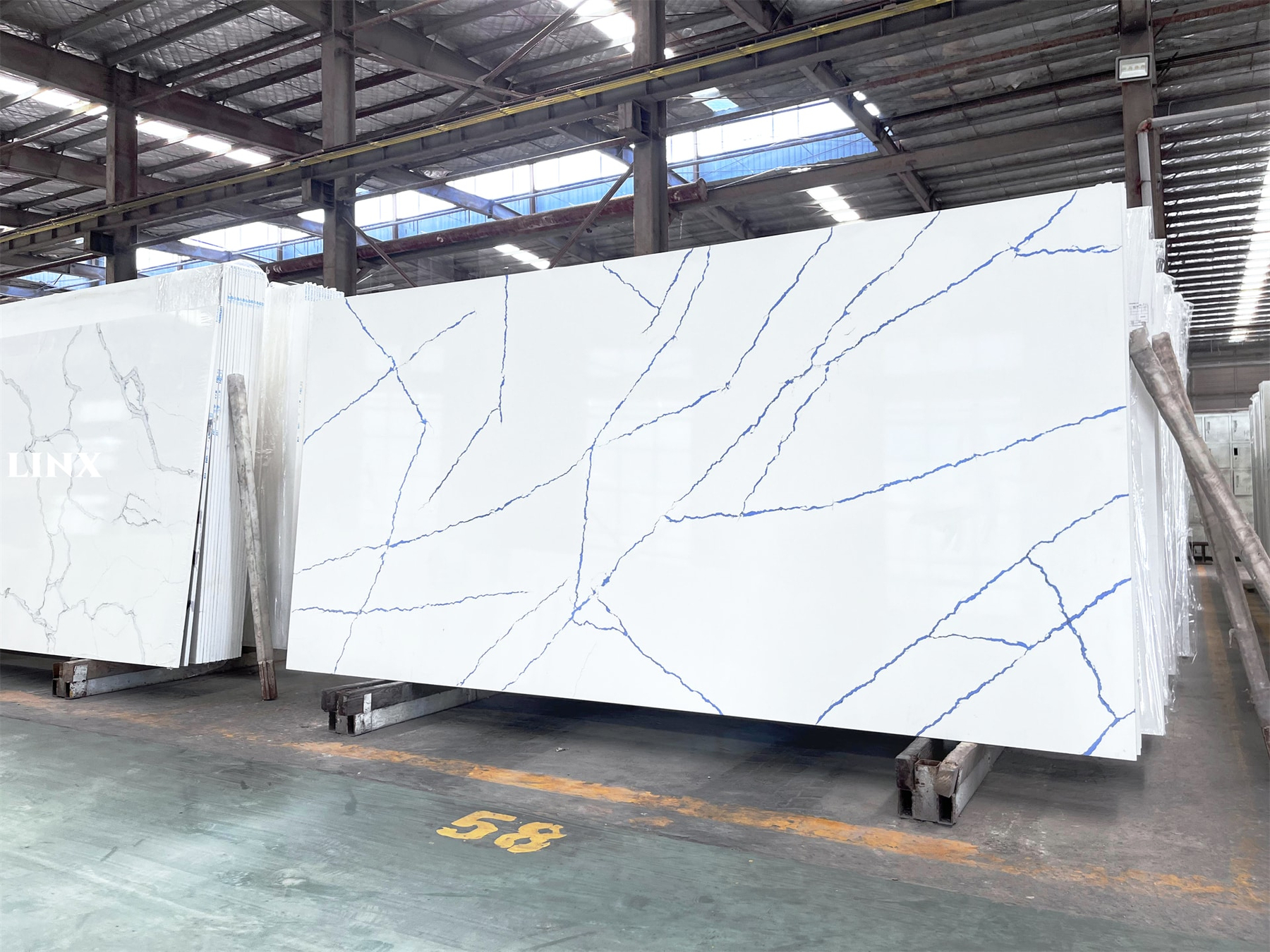 LX7281 CALACATTA WHITE QUARTZ STONE 2 LINX SURFACES