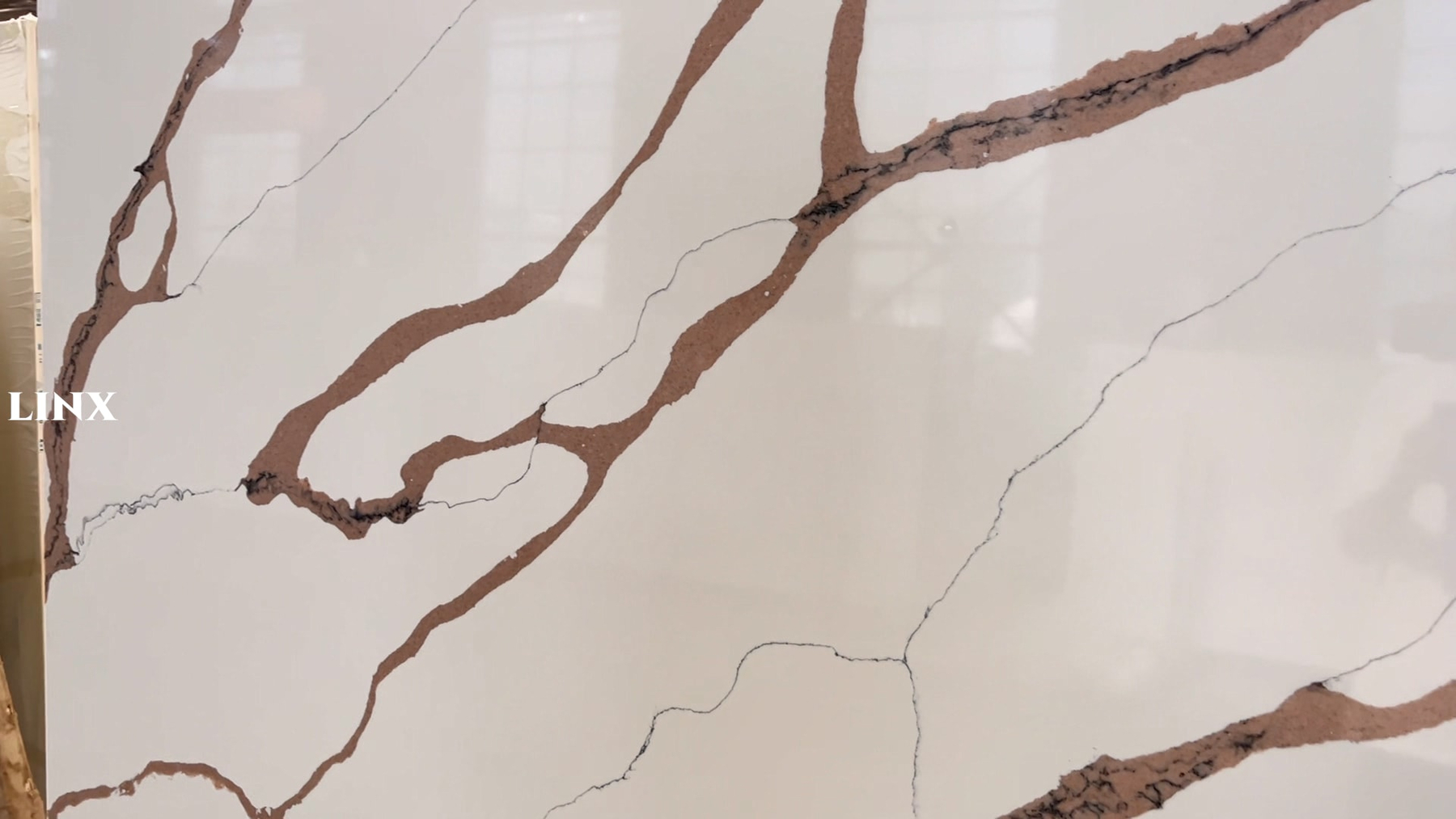 LX7292 CALACATTA WHITE QUARTZ STONE 2 LINX SURFACES