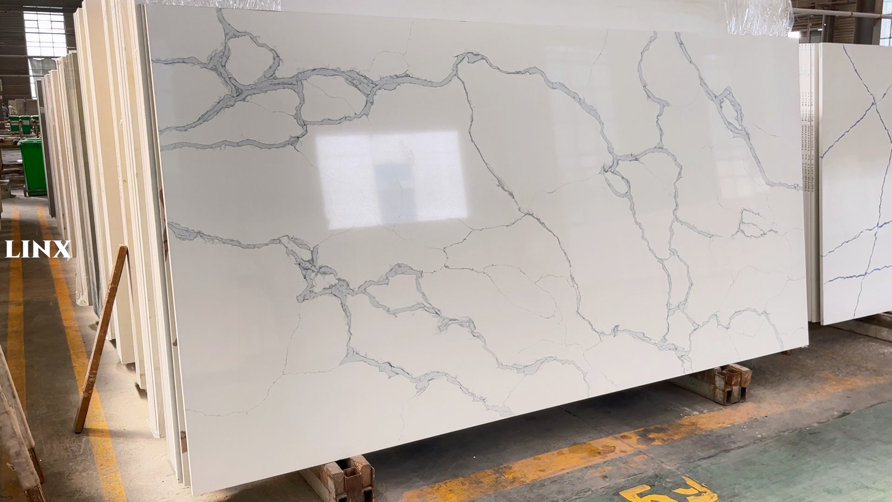 LX7299 CALACATTA WHITE QUARTZ STONE 1 LINX SURFACES
