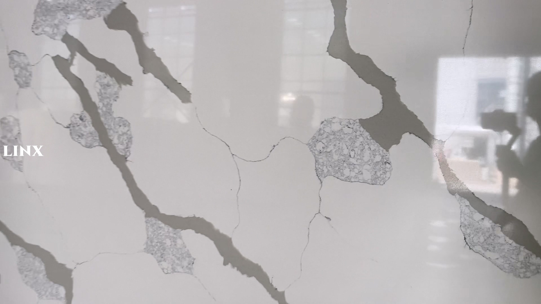 LX7300 CALACATTA WHITE QUARTZ STONE 2 LINX SURFACES