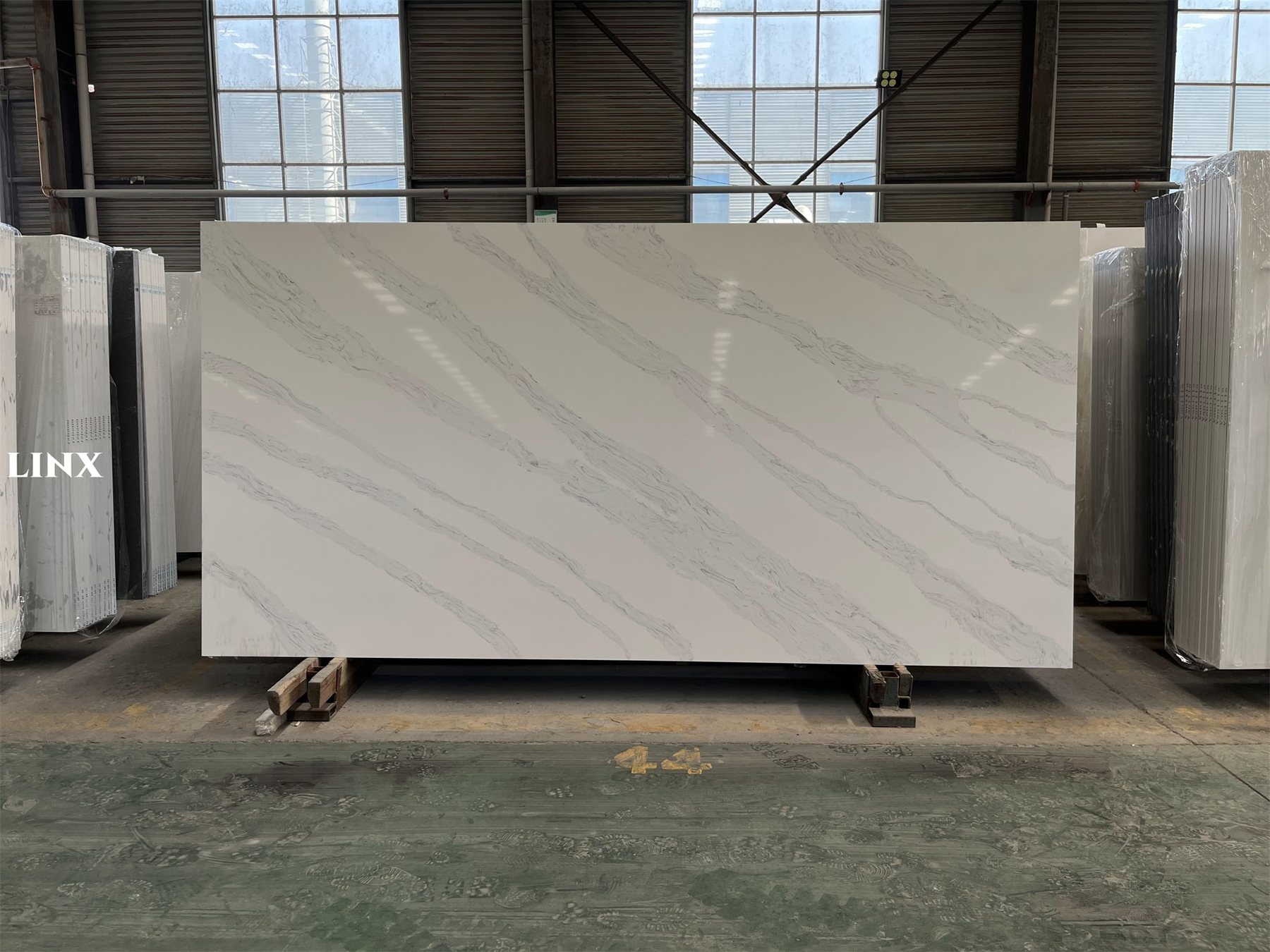 LX7305 CALACATTA WHITE QUARTZ STONE 1 LINX SURFACES