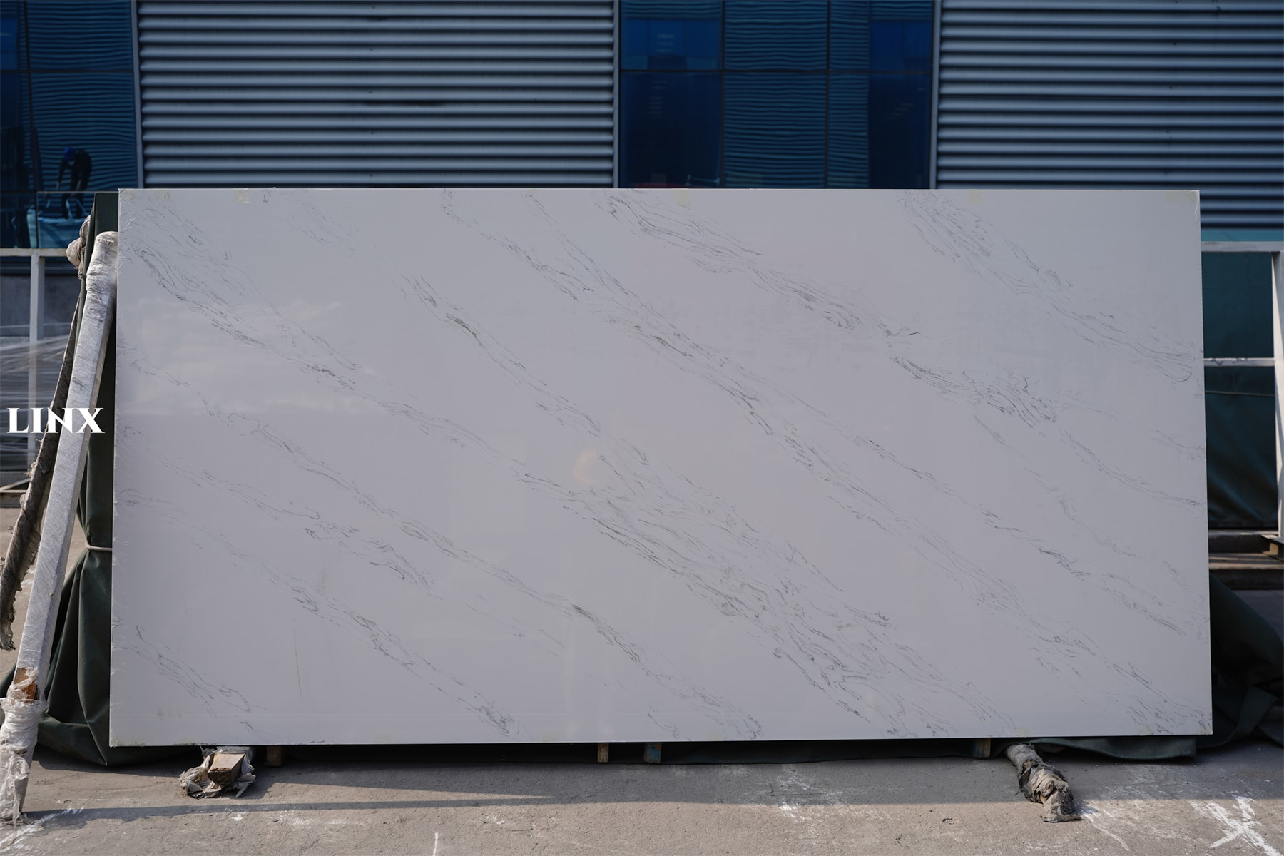 LX7305 CALACATTA WHITE QUARTZ STONE 11 LINX SURFACES