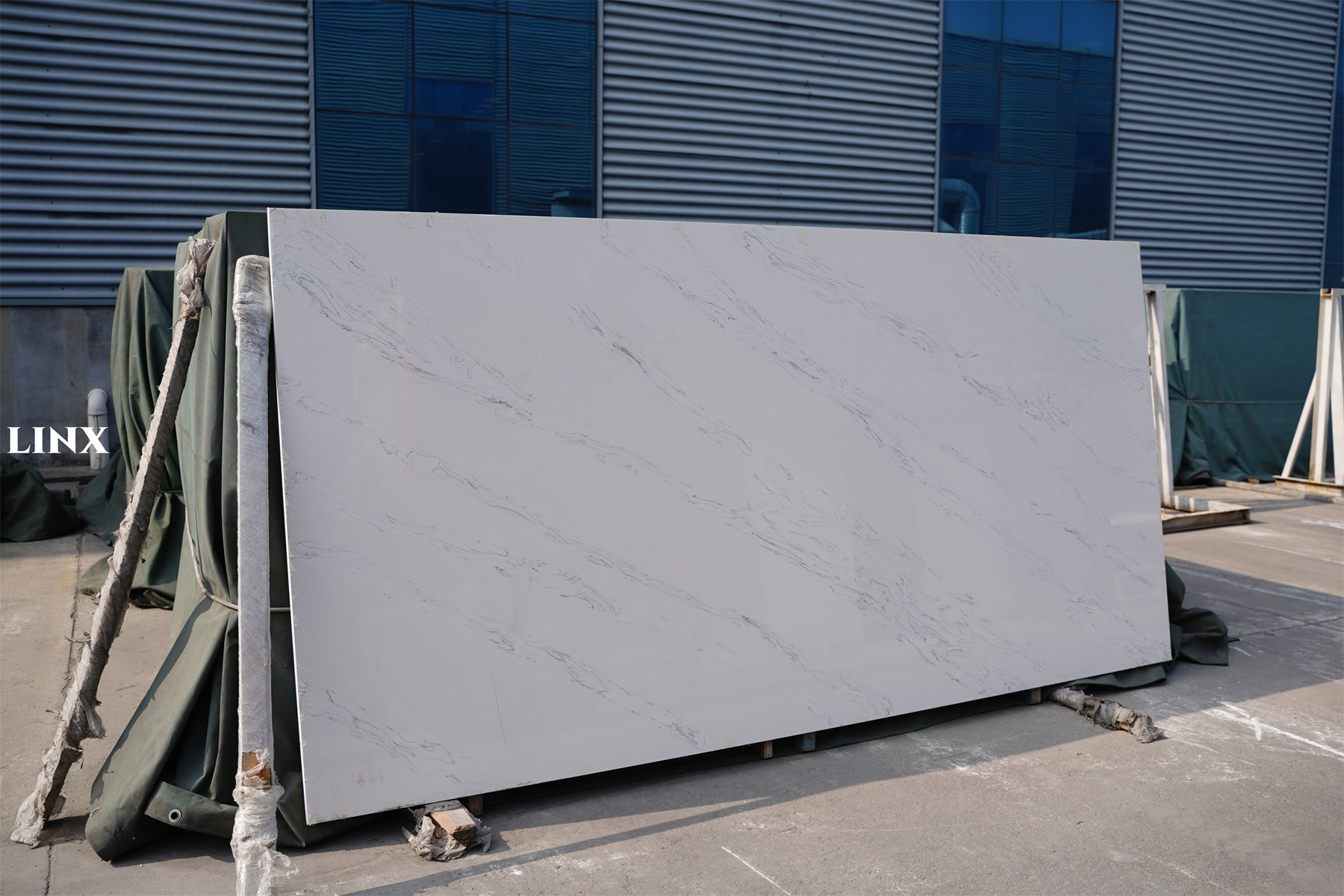LX7305 CALACATTA WHITE QUARTZ STONE 12 LINX SURFACES