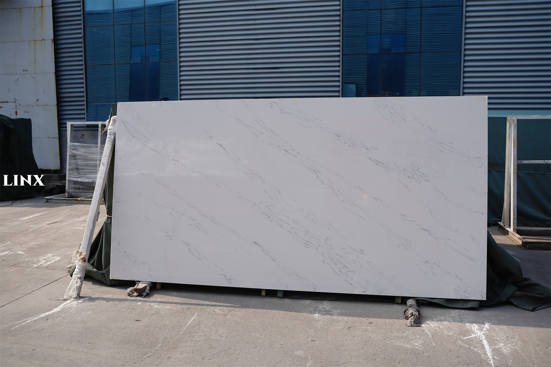 LX7305 CALACATTA WHITE QUARTZ STONE 13 LINX SURFACES