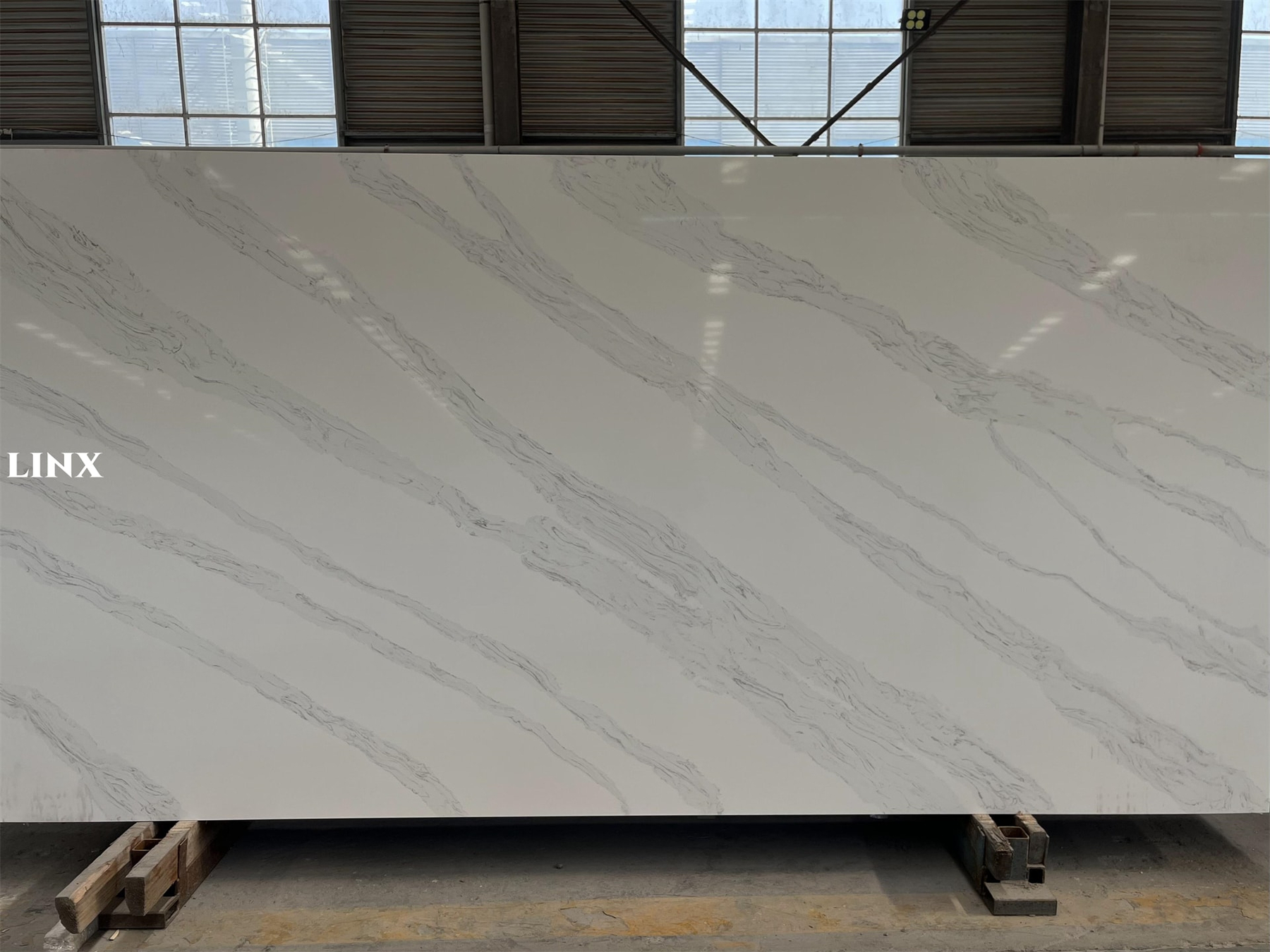 LX7305 CALACATTA WHITE QUARTZ STONE 2 LINX SURFACES