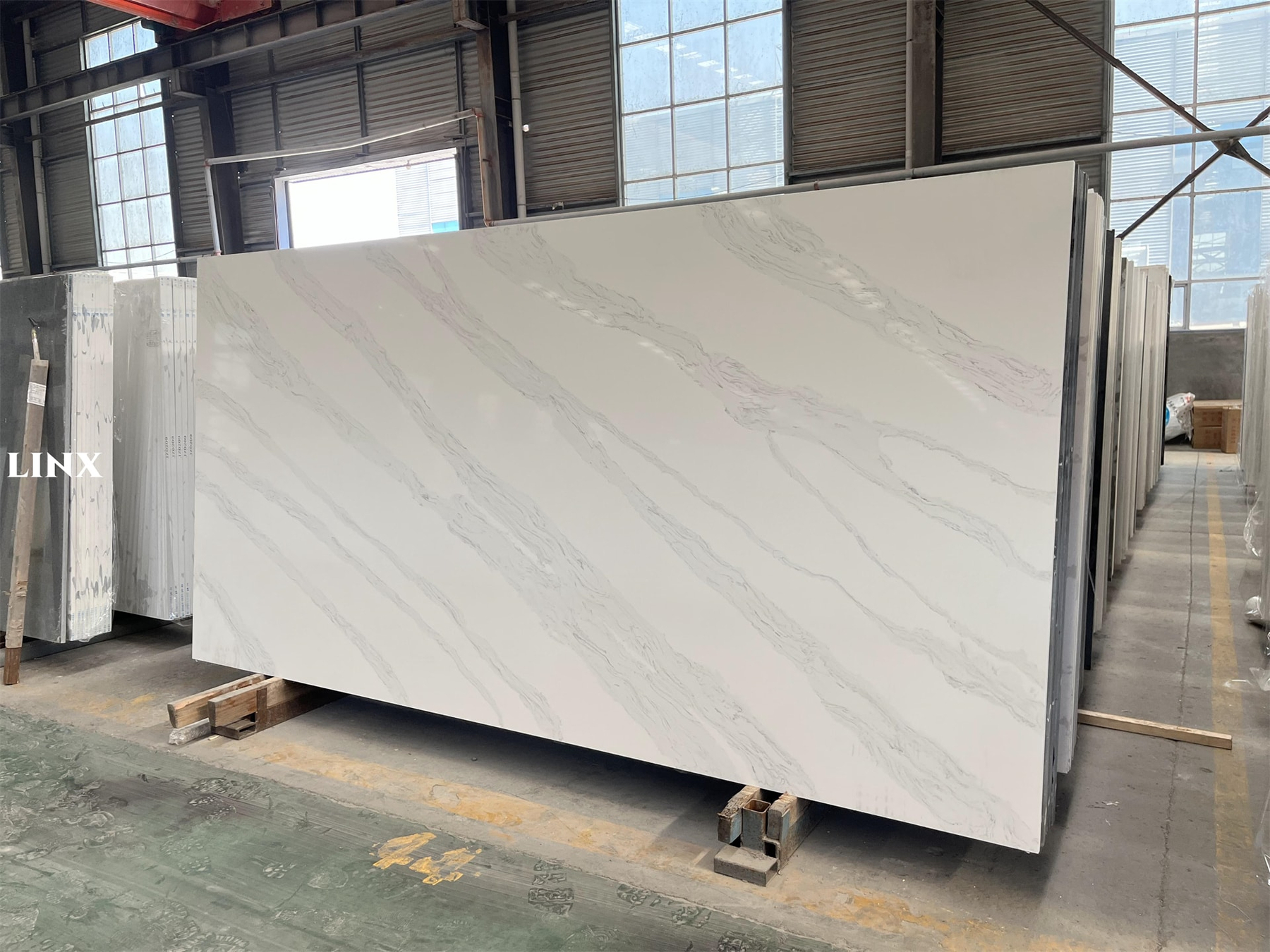 LX7305 CALACATTA WHITE QUARTZ STONE 4 LINX SURFACES