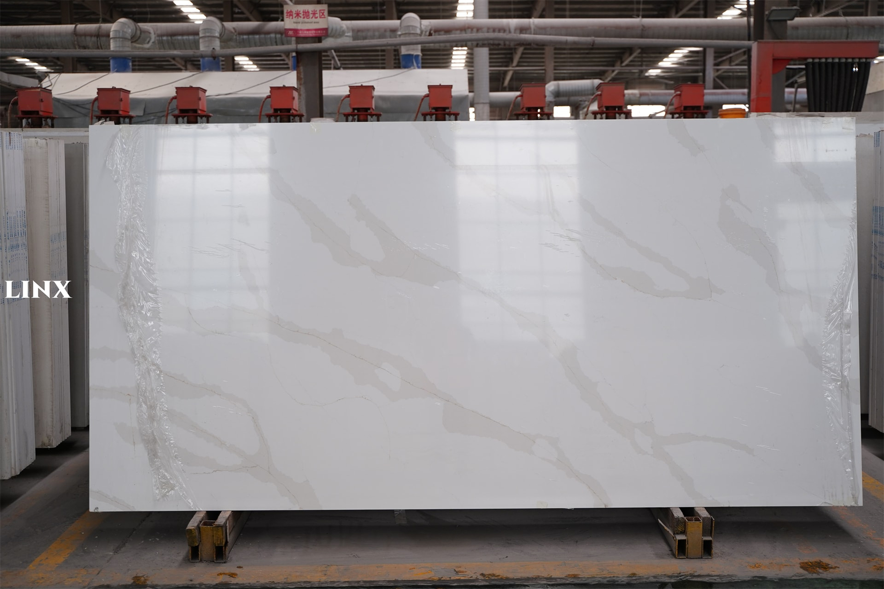 LX7335 CALACATTA GOLD QUARTZ STONE 1 LINX SURFACES