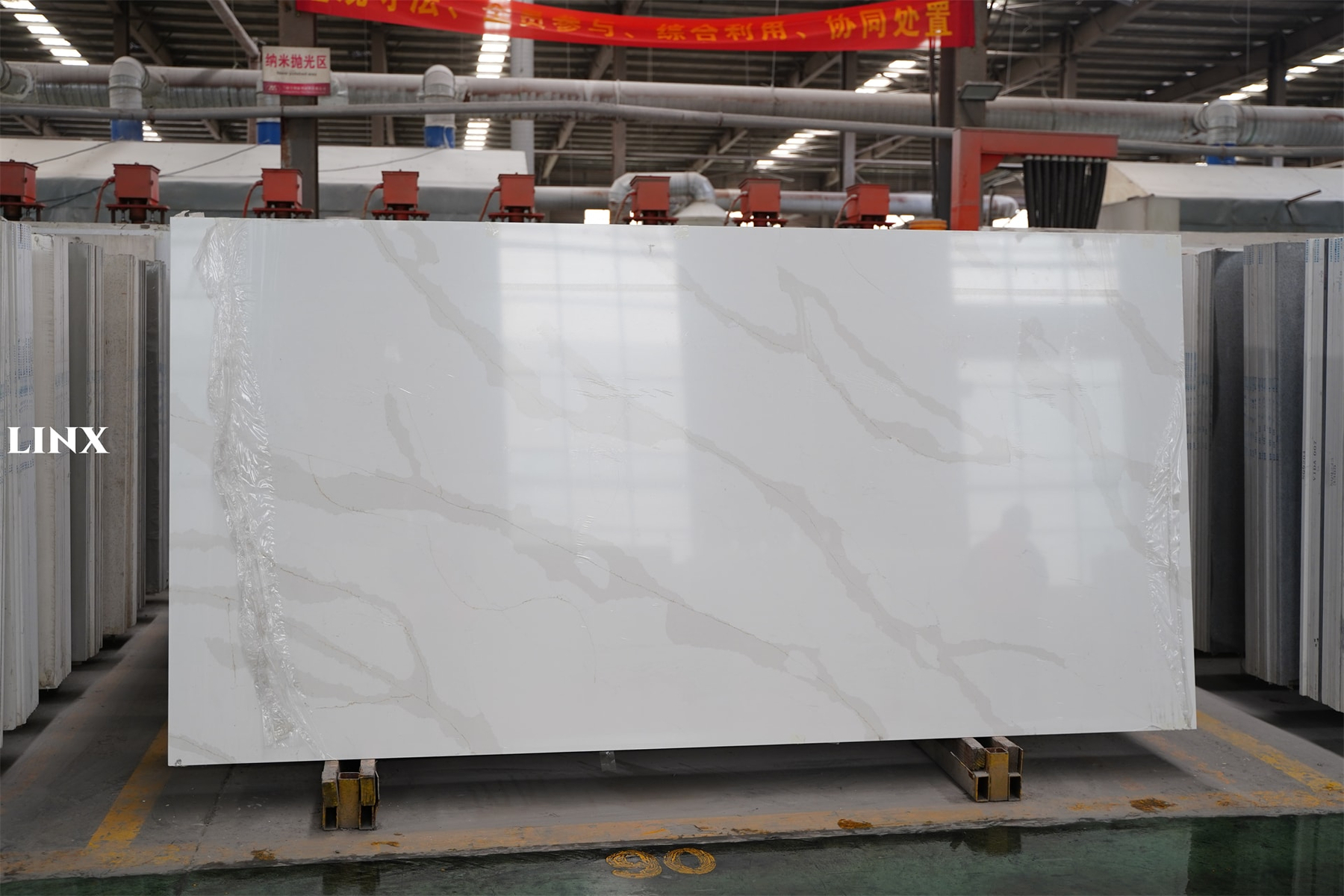 LX7335 CALACATTA GOLD QUARTZ STONE 2 LINX SURFACES