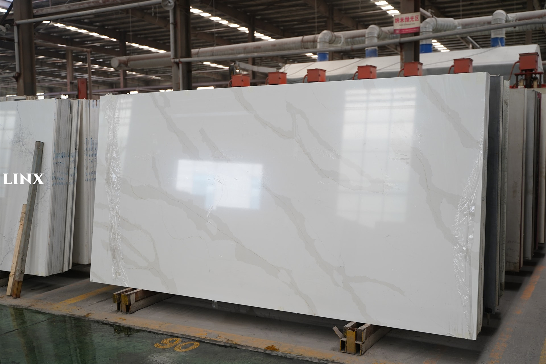 LX7335 CALACATTA GOLD QUARTZ STONE 3 LINX SURFACES