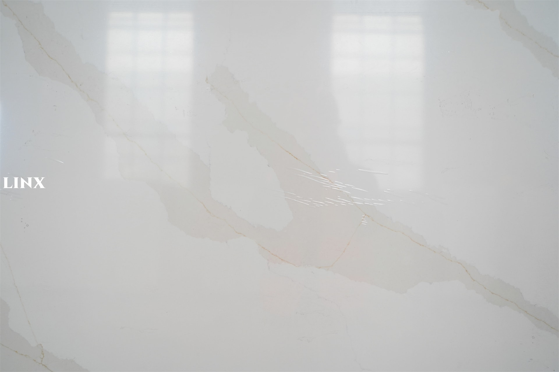 LX7335 CALACATTA GOLD QUARTZ STONE DETAIL 2 LINX SURFACES