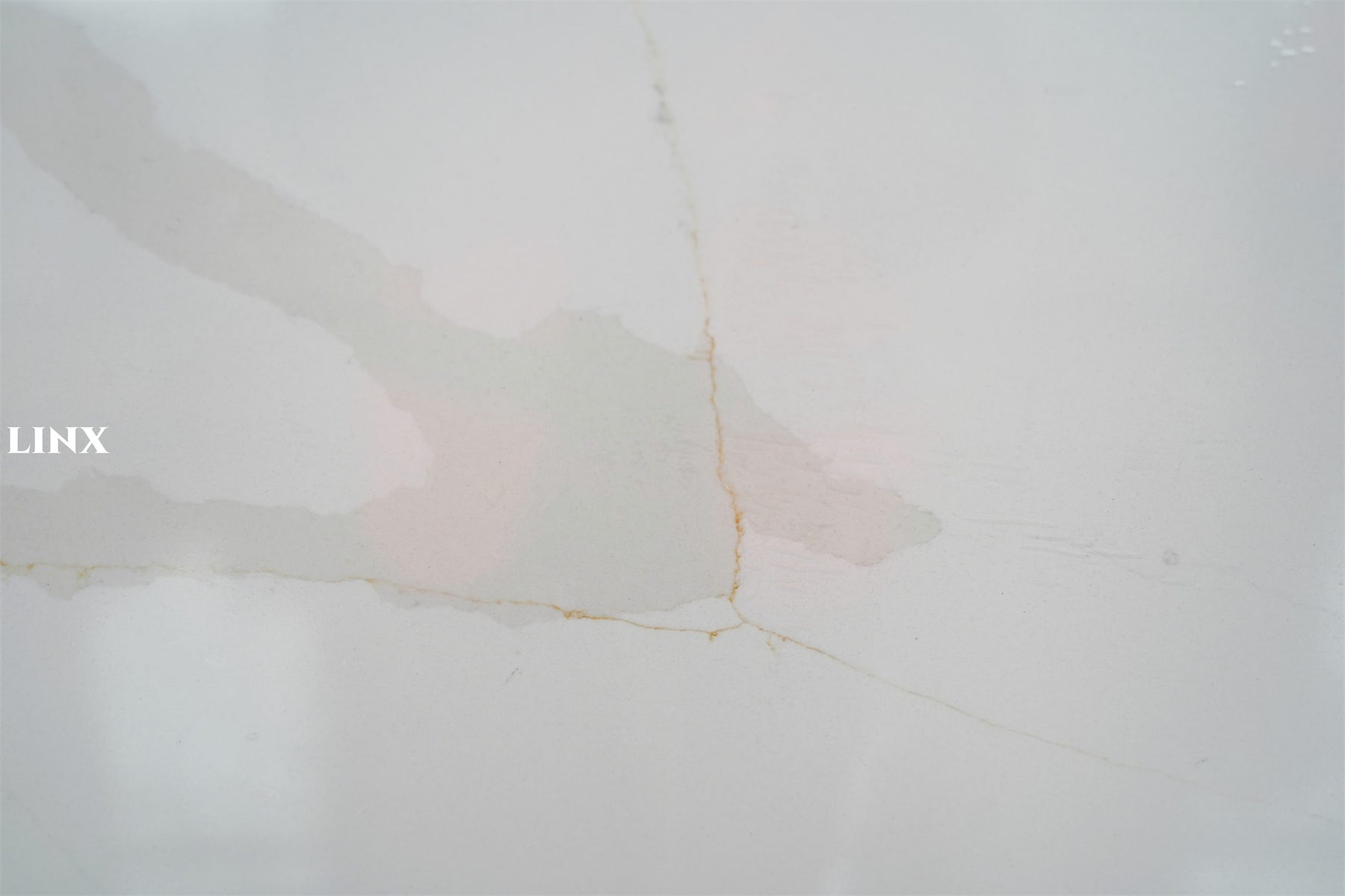 LX7335 CALACATTA GOLD QUARTZ STONE DETAIL 3 LINX SURFACES