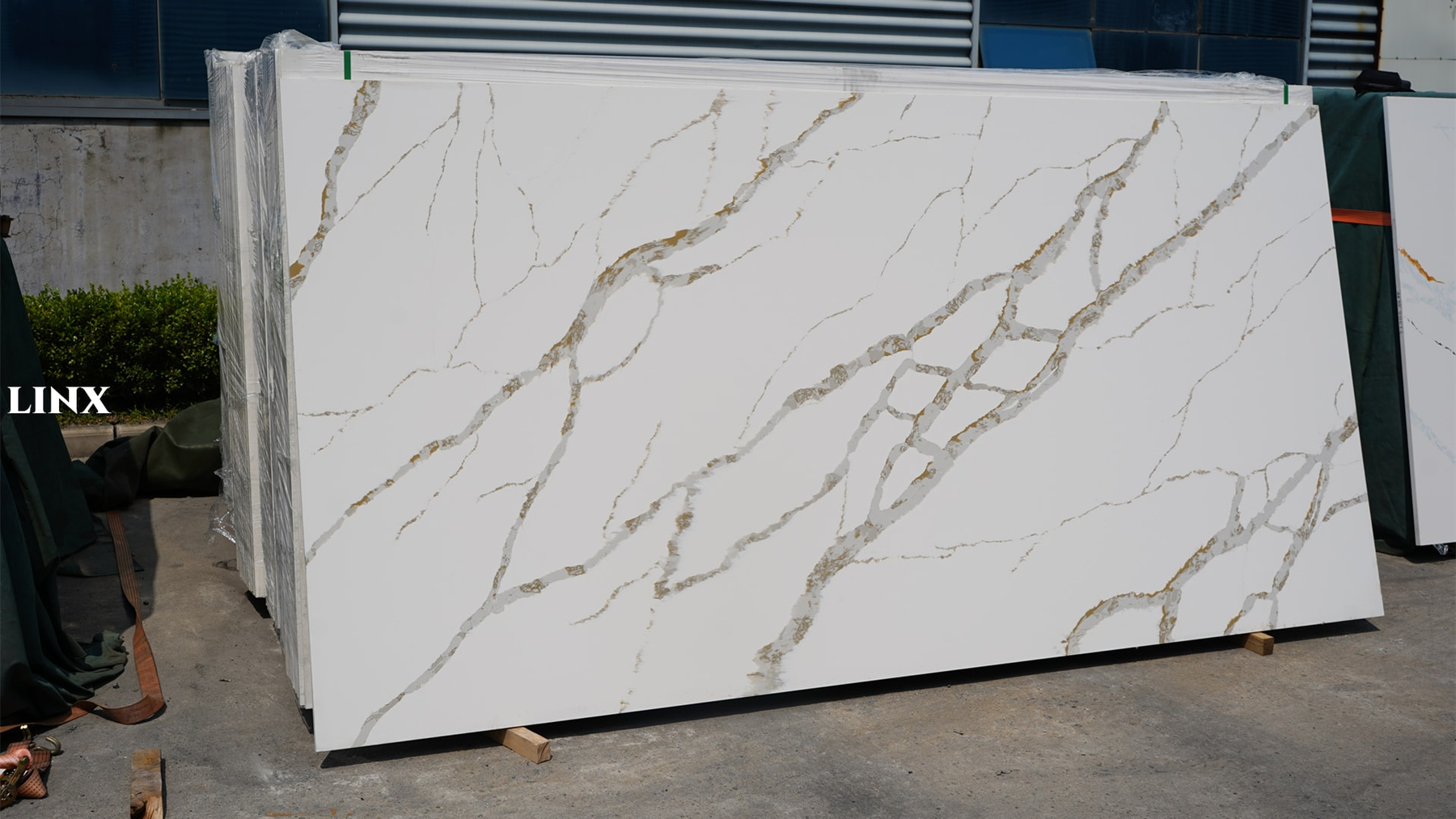 LX7374 CALACATTA GOLD QUARTZ STONE 1 LINX SURFACES