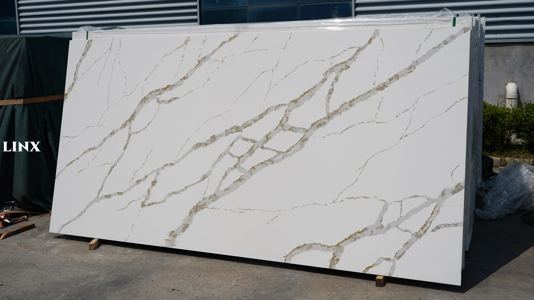 LX7374 CALACATTA GOLD QUARTZ STONE 2 LINX SURFACES