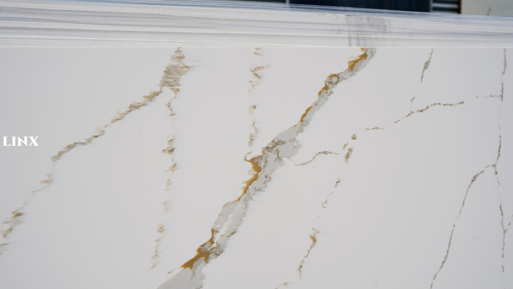 LX7374 CALACATTA GOLD QUARTZ STONE CLOSE UP 3 LINX SURFACES