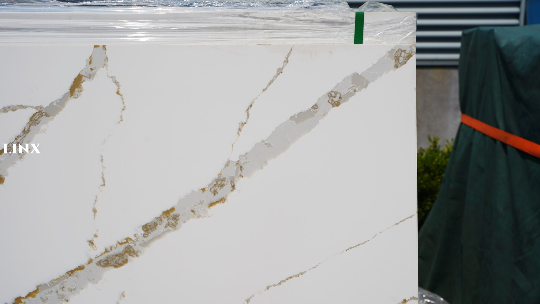 LX7374 CALACATTA GOLD QUARTZ STONE CLOSE UP 4 LINX SURFACES