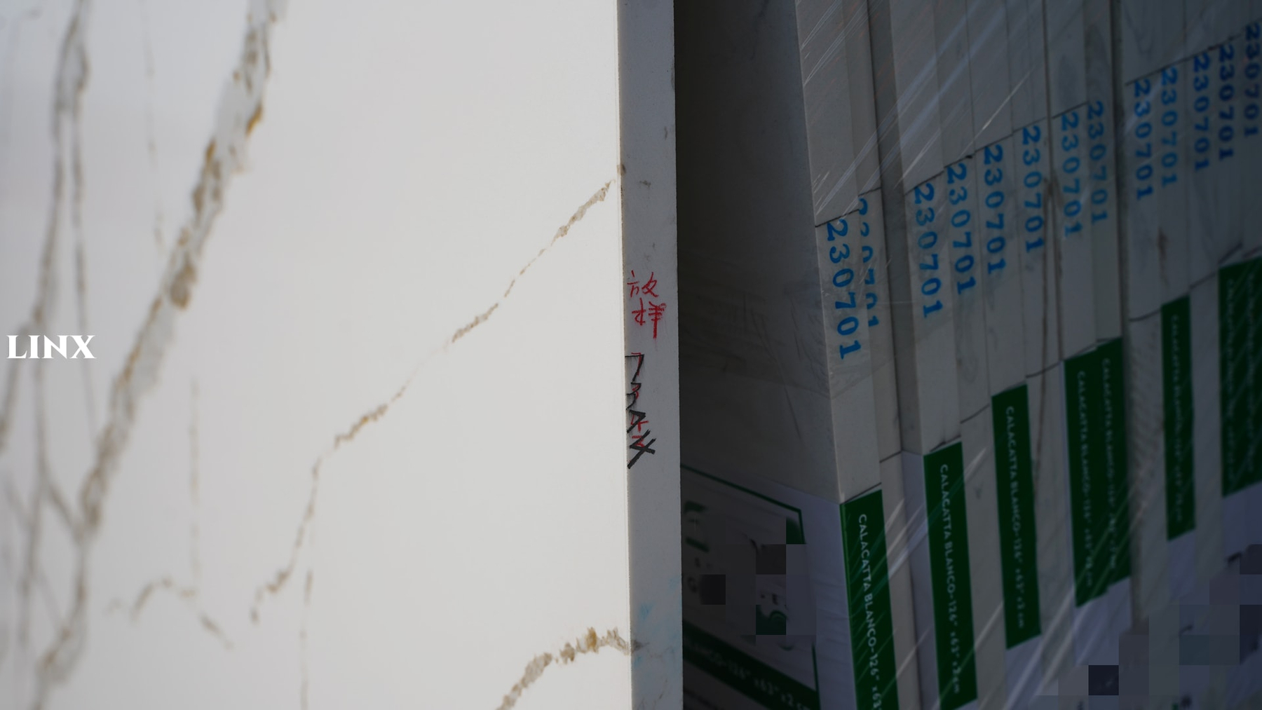 LX7374 CALACATTA GOLD QUARTZ STONE CLOSE UP 5 LINX SURFACES