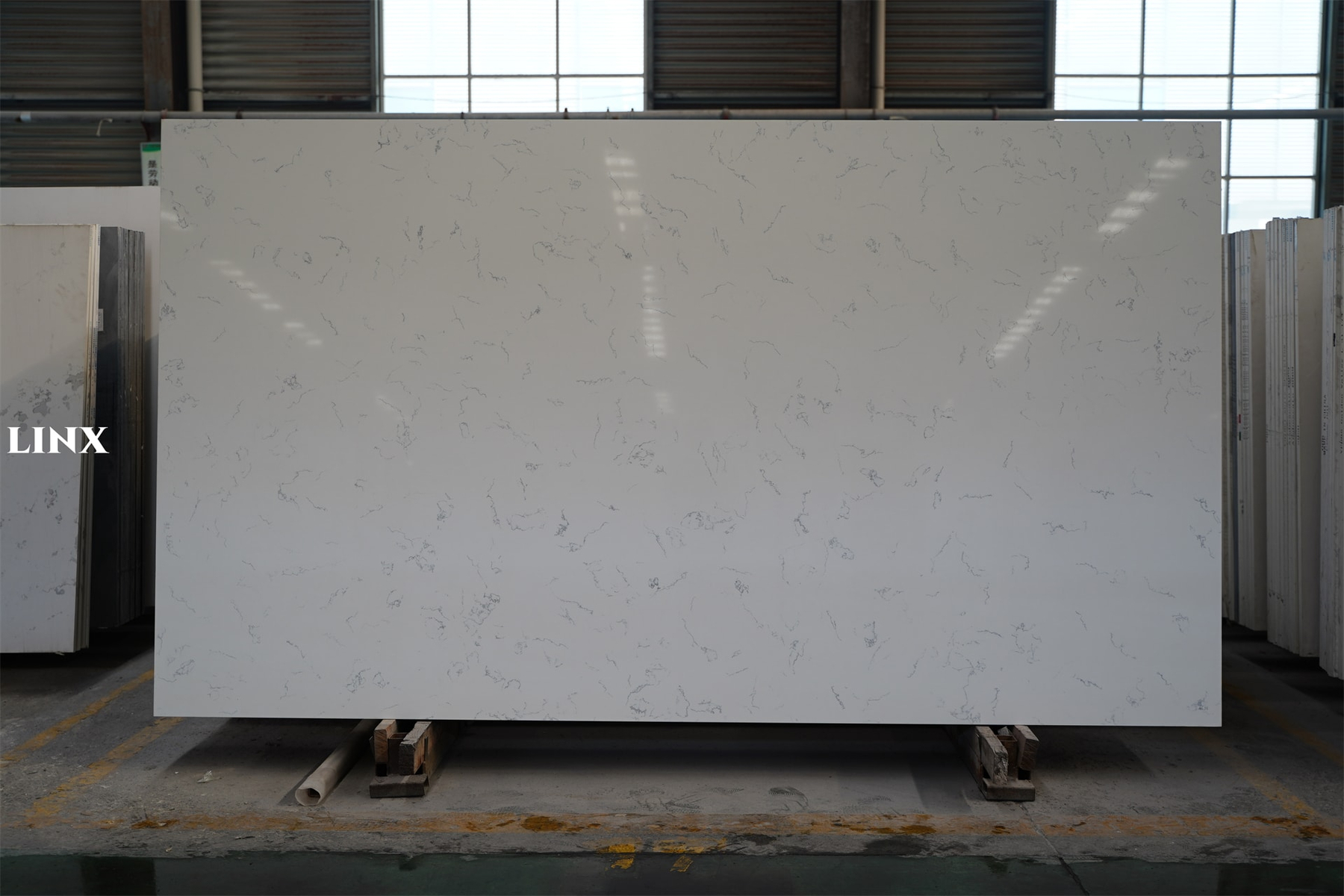 LX7566 CARRARA WHISPER QUARTZ STONE 1 LINX SURFACES