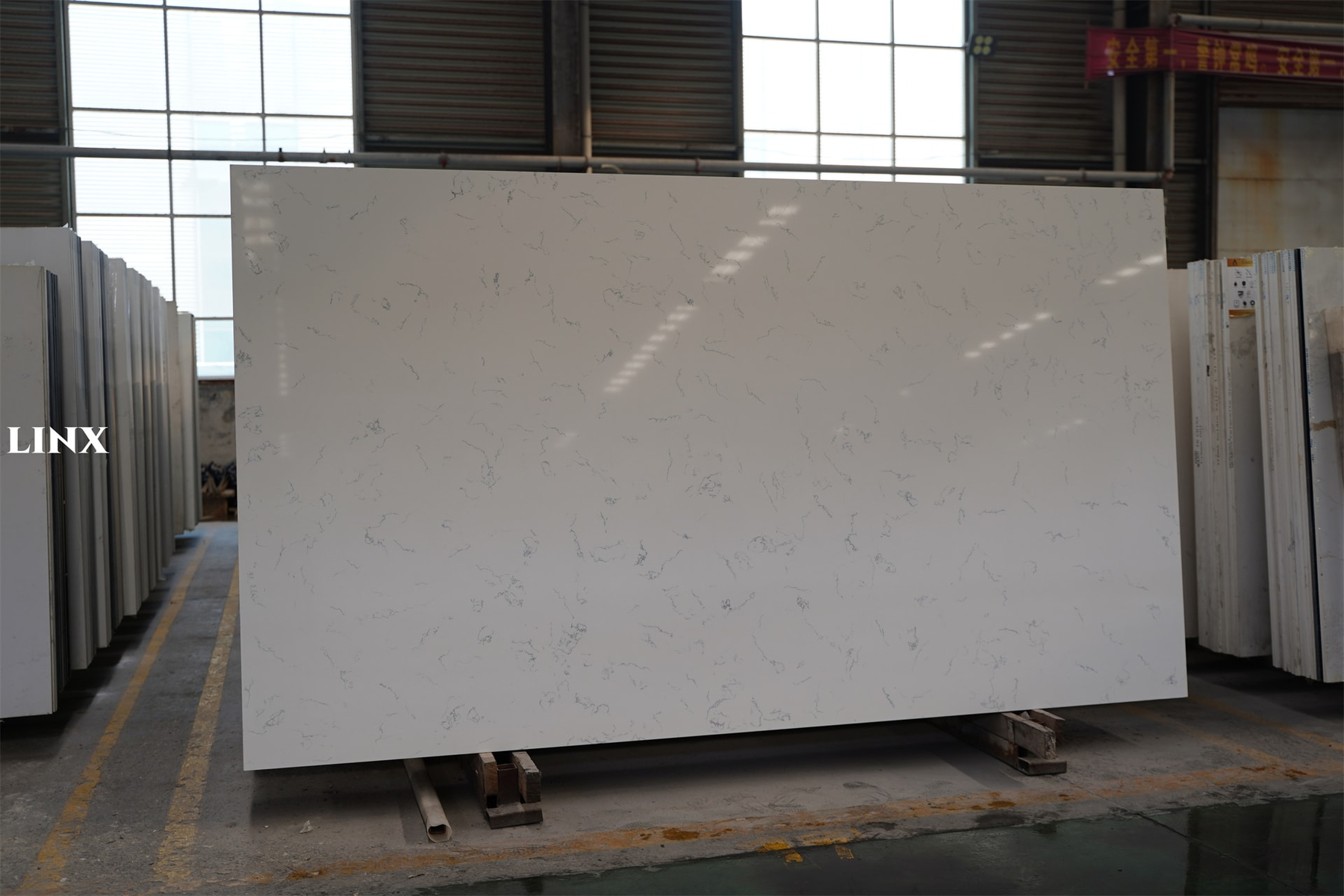 LX7566 CARRARA WHISPER QUARTZ STONE 2 LINX SURFACES