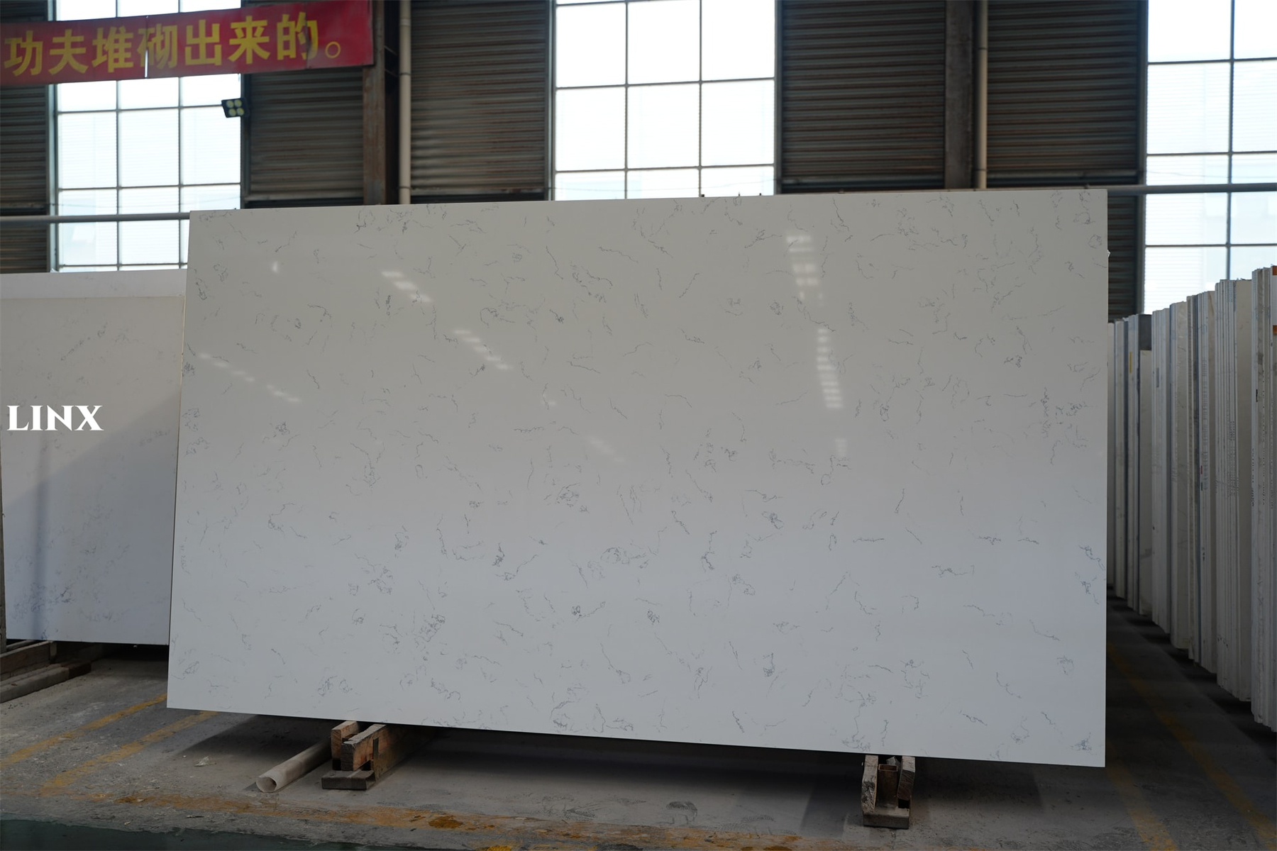 LX7566 CARRARA WHISPER QUARTZ STONE 3 LINX SURFACES