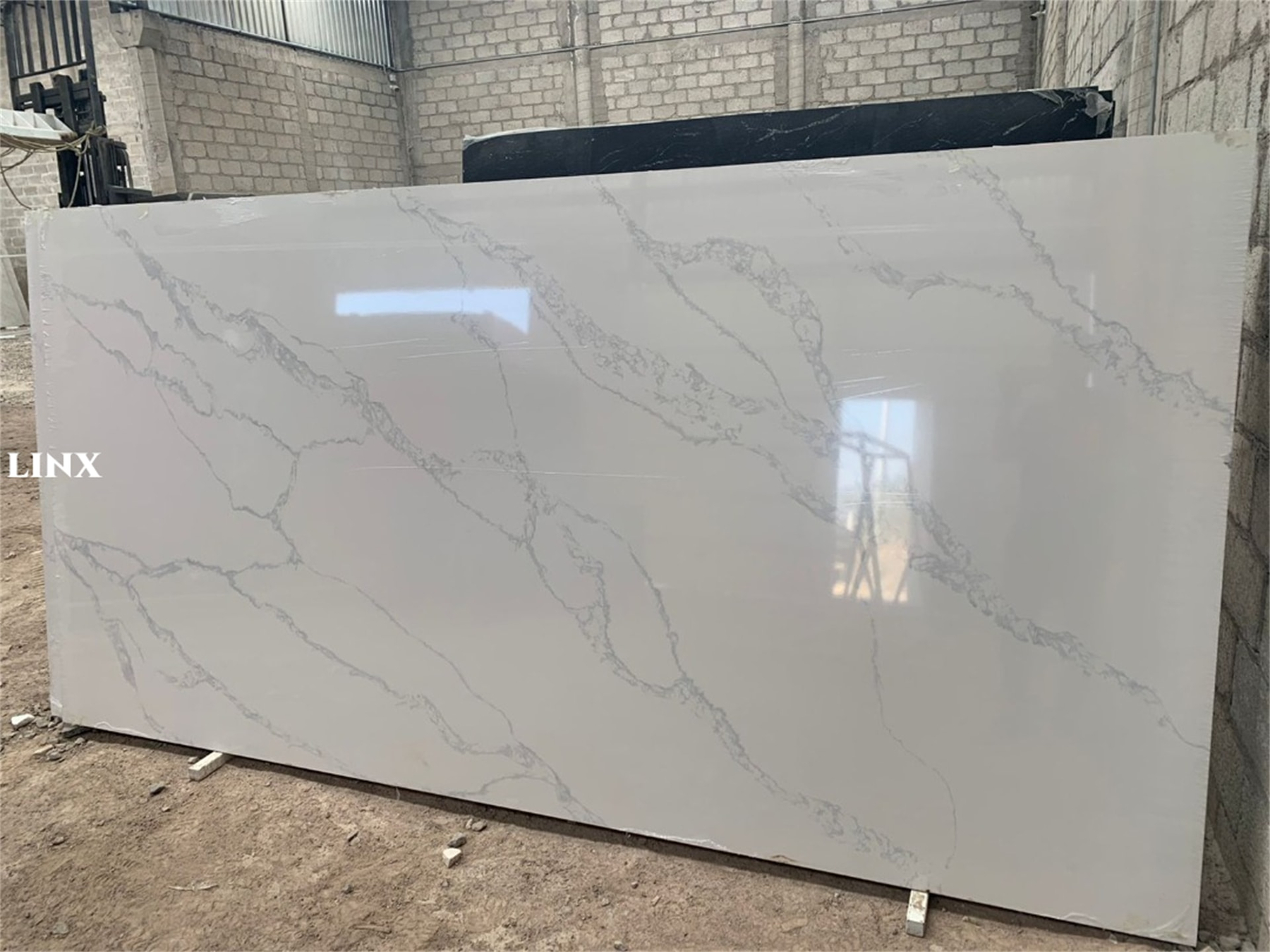 LX8008 CALACATTA WHITE QUARTZ STONE 4 LINX SURFACES
