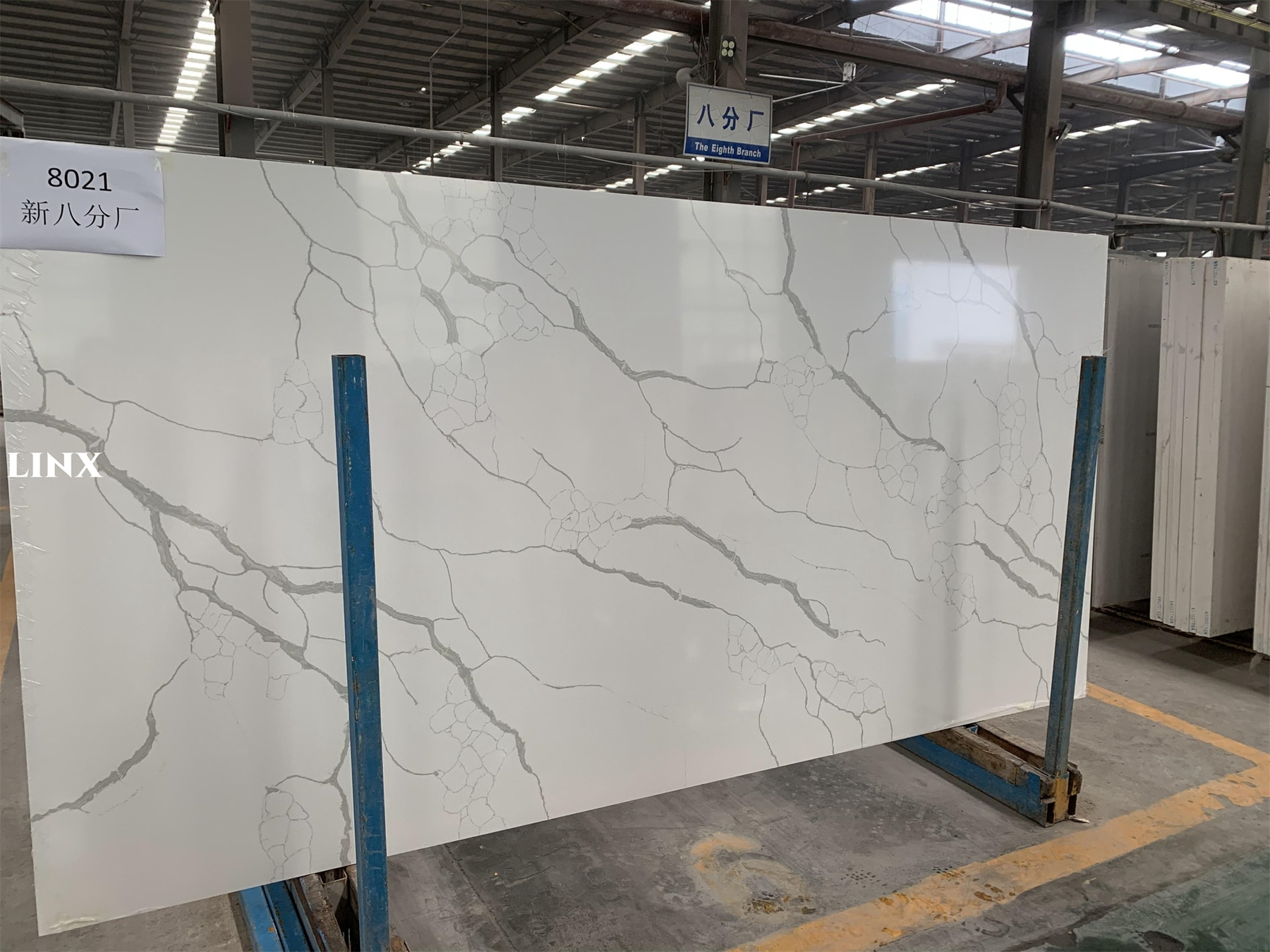 LX8021 CALACATTA WHITE QUARTZ STONE 11 LINX SURFACES