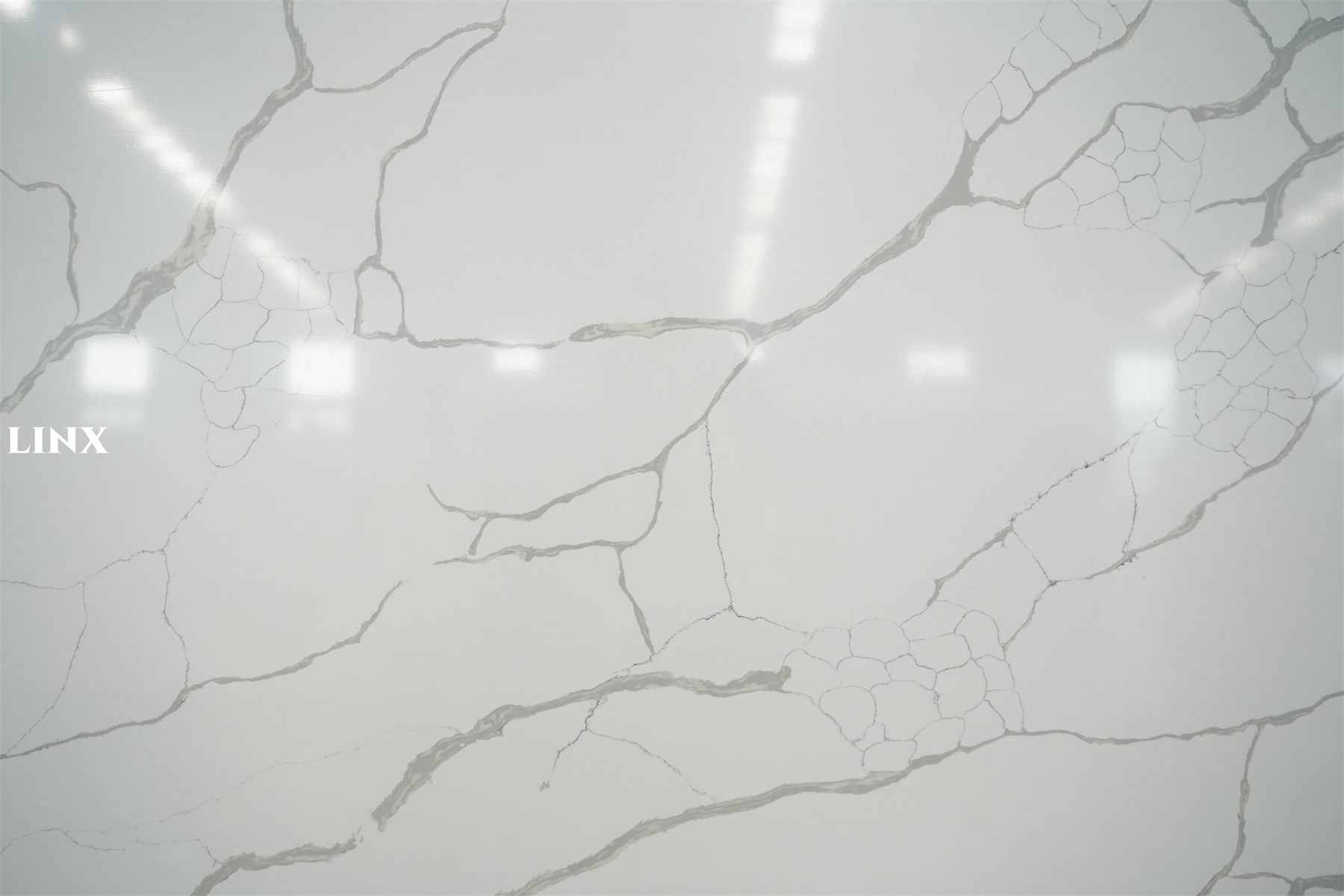 LX8021 CALACATTA WHITE QUARTZ STONE DETAIL 1 LINX SURFACES