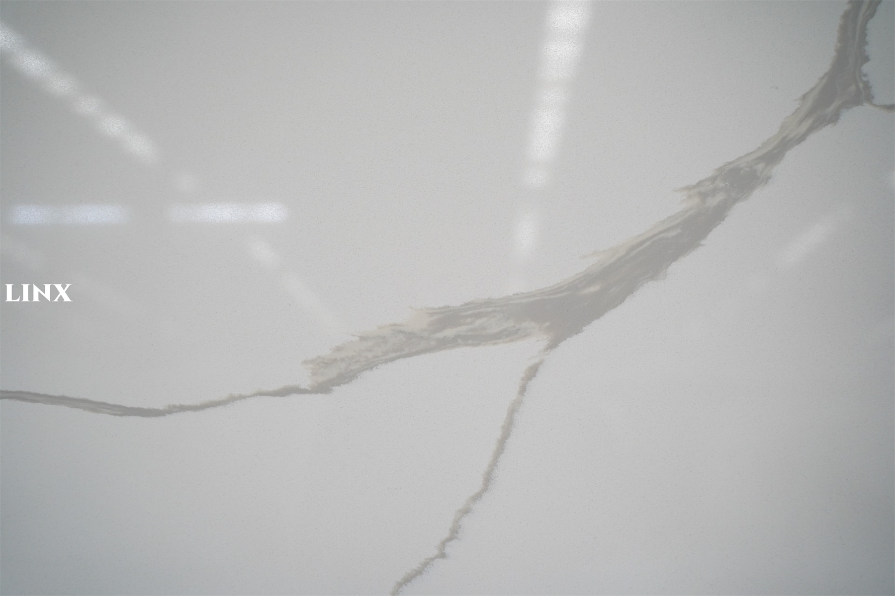 LX8021 CALACATTA WHITE QUARTZ STONE DETAIL 3 LINX SURFACES
