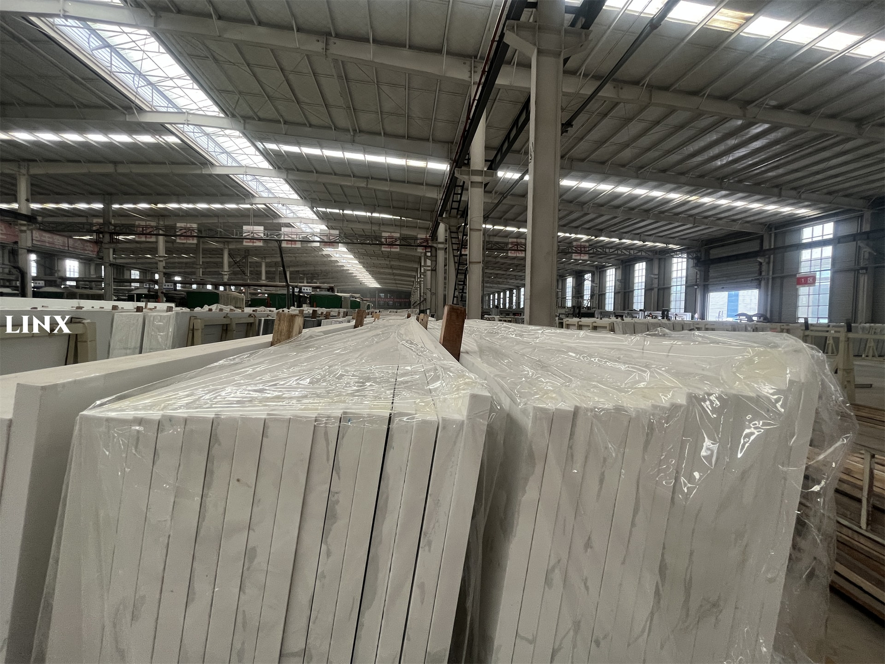 LX8021 CALACATTA WHITE QUARTZ STONE SLABS 1 LINX SURFACES