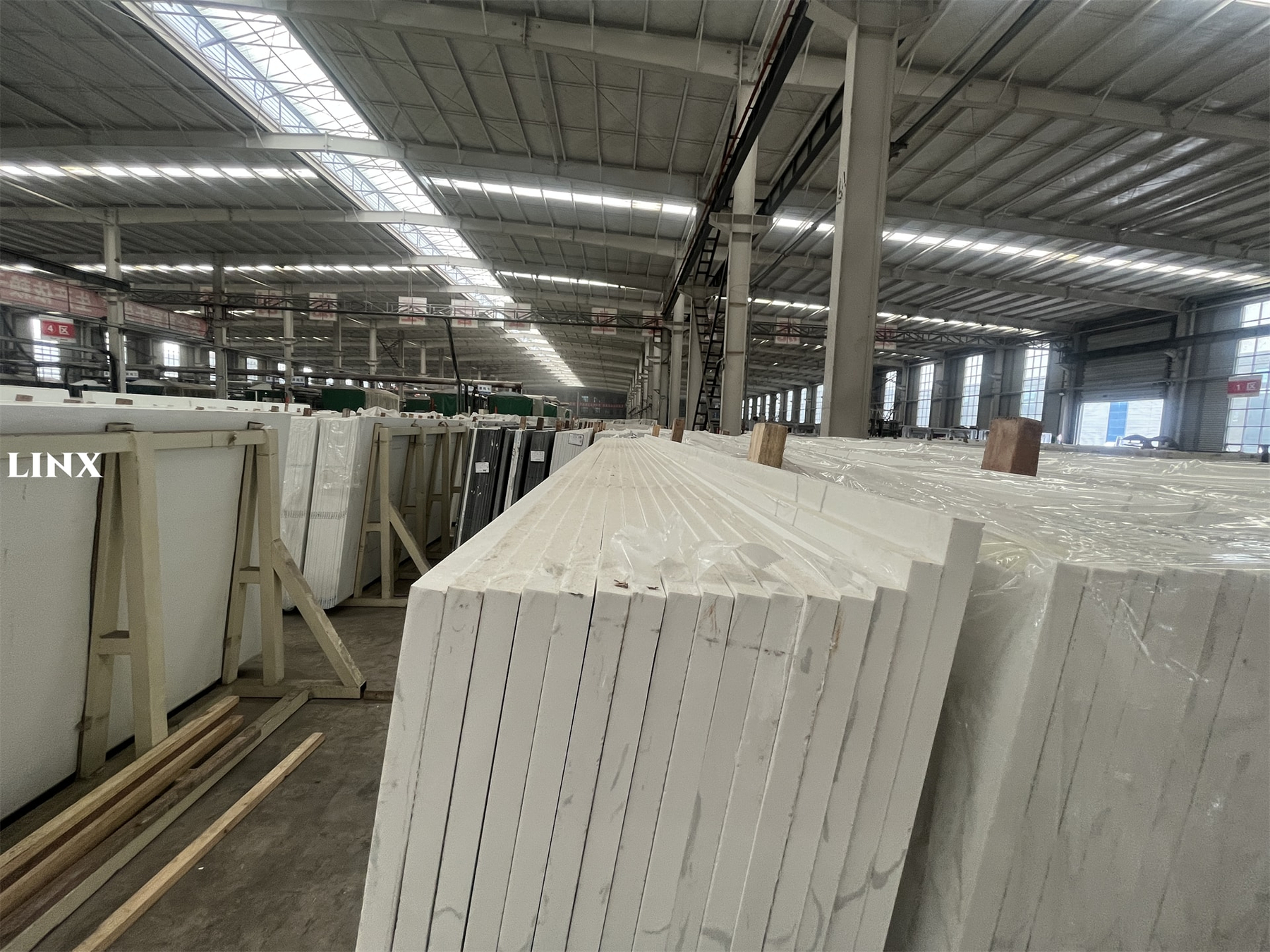 LX8021 CALACATTA WHITE QUARTZ STONE SLABS 2 LINX SURFACES