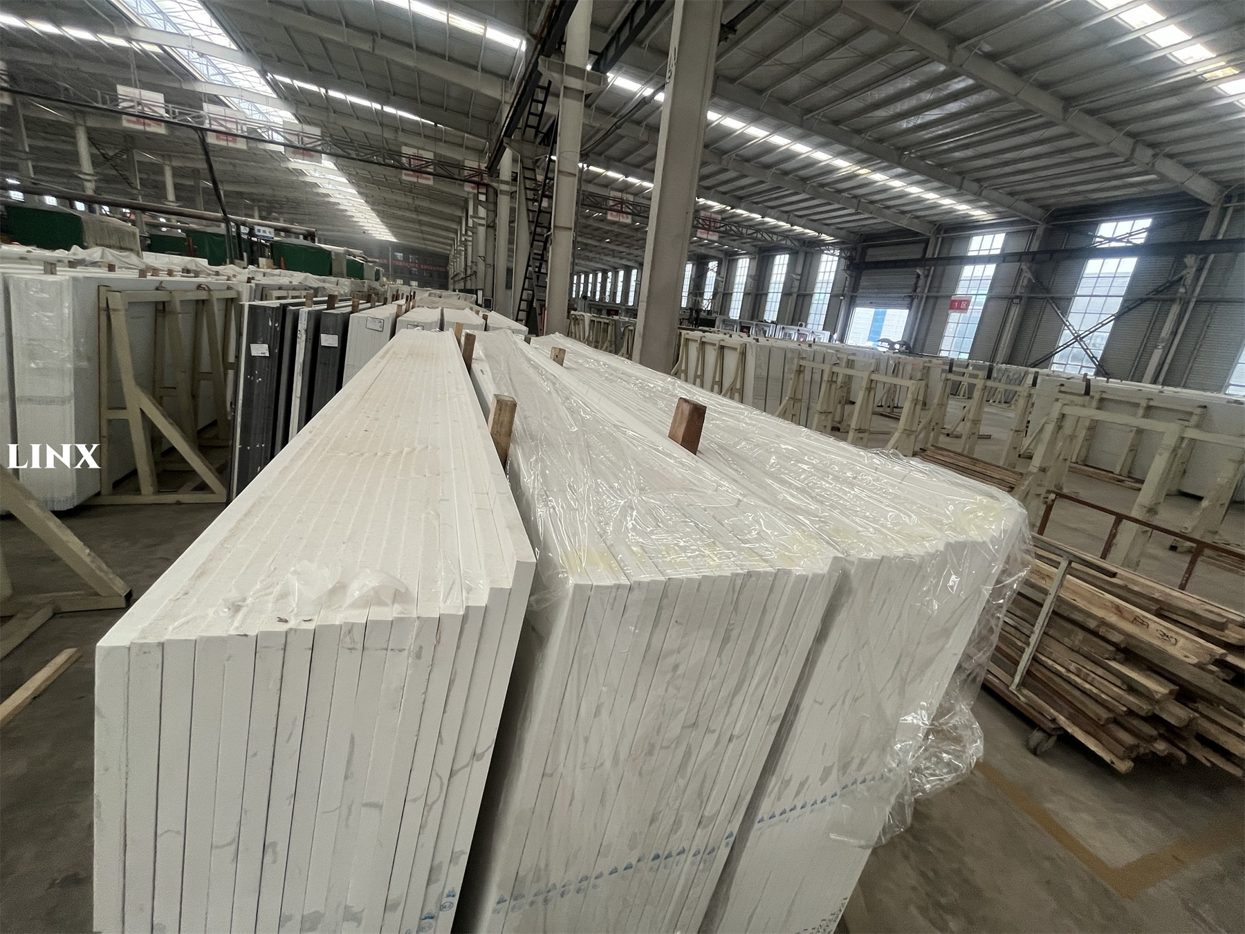 LX8021 CALACATTA WHITE QUARTZ STONE SLABS 3 LINX SURFACES