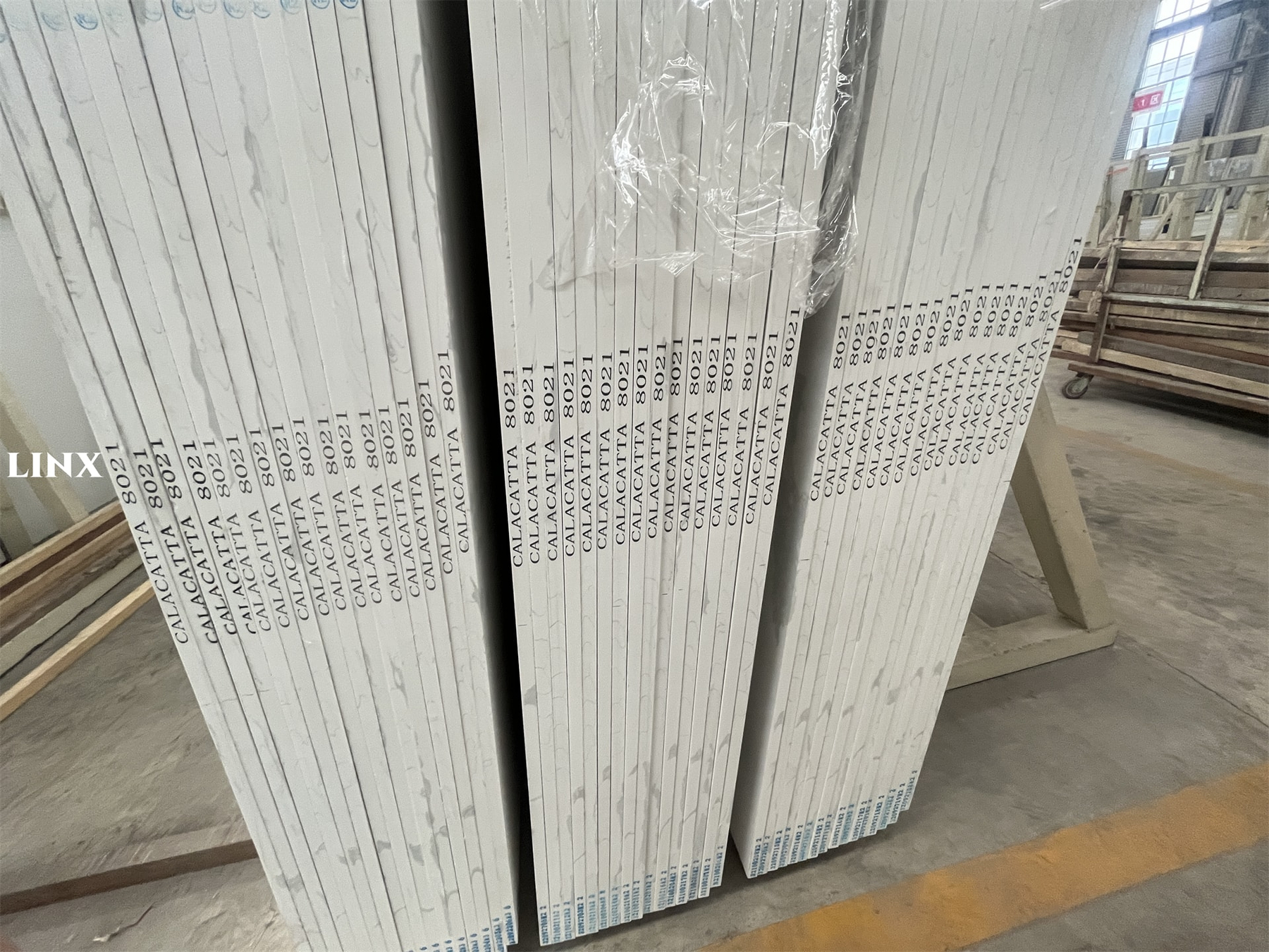 LX8021 CALACATTA WHITE QUARTZ STONE SLABS 4 LINX SURFACES