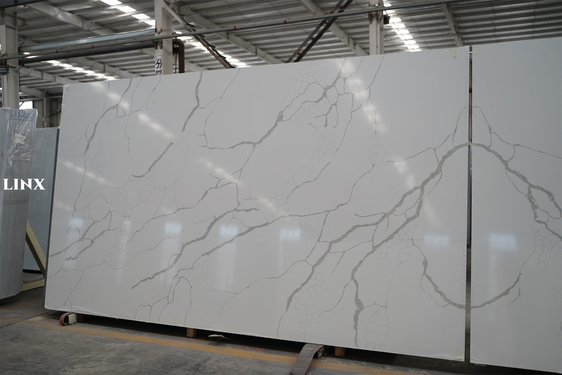 LX8021 CALACATTA WHITE QUARTZ STONE SUPER JUMBO 1 LINX SURFACES