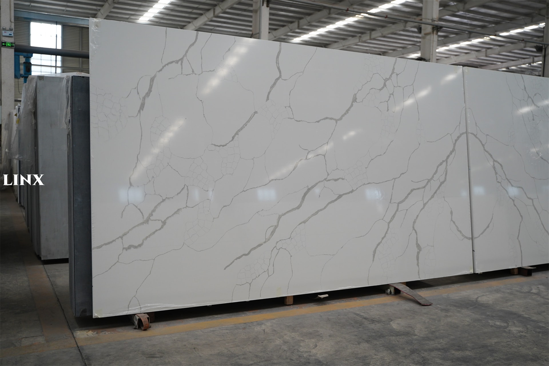 LX8021 CALACATTA WHITE QUARTZ STONE SUPER JUMBO 2 LINX SURFACES