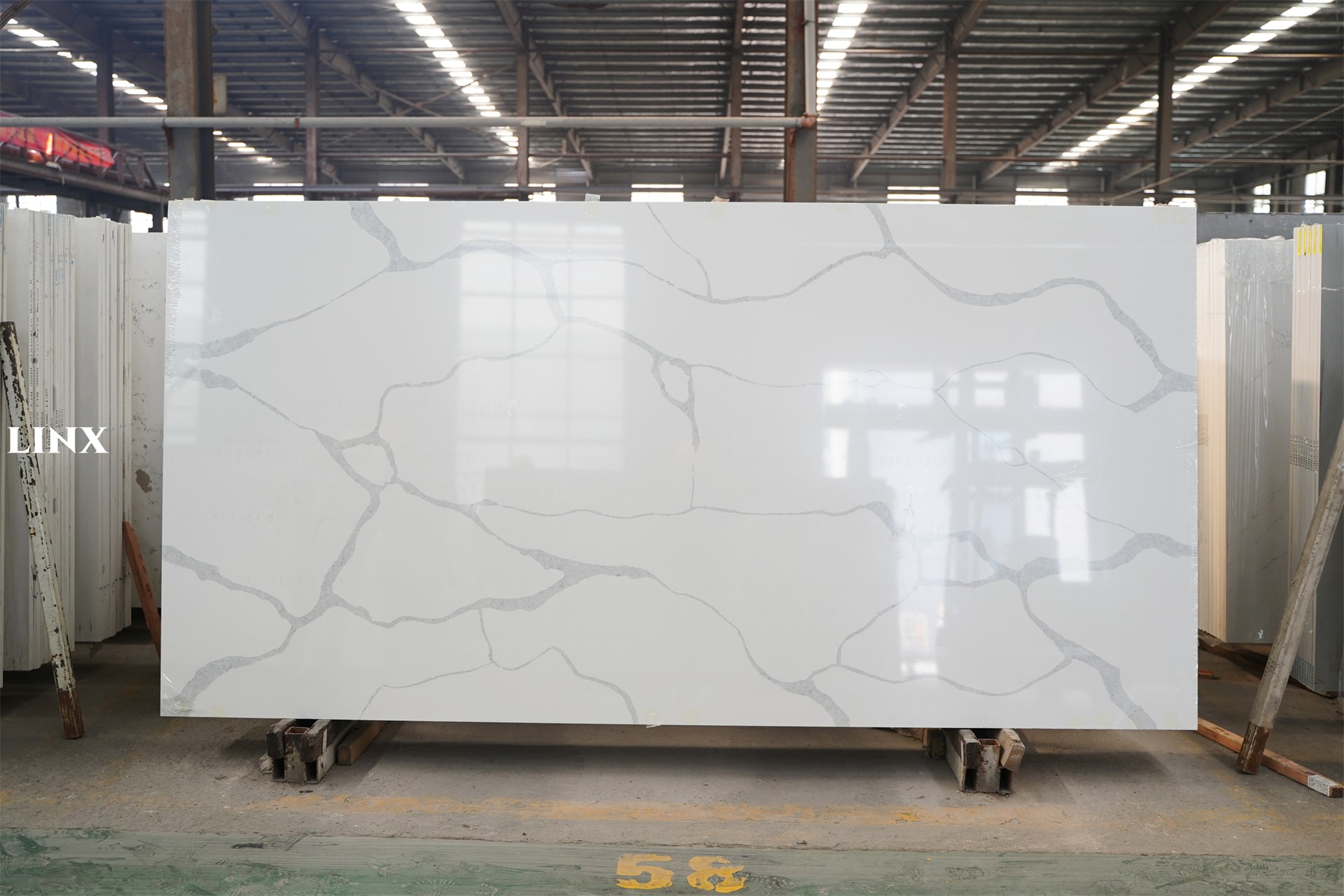 LX8022 CALACATTA WHITE QUARTZ STONE 1 LINX SURFACES