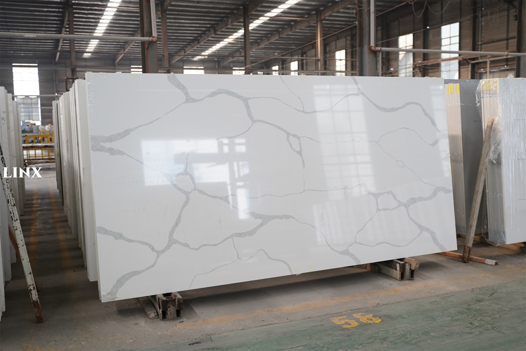 LX8022 CALACATTA WHITE QUARTZ STONE 2 LINX SURFACES