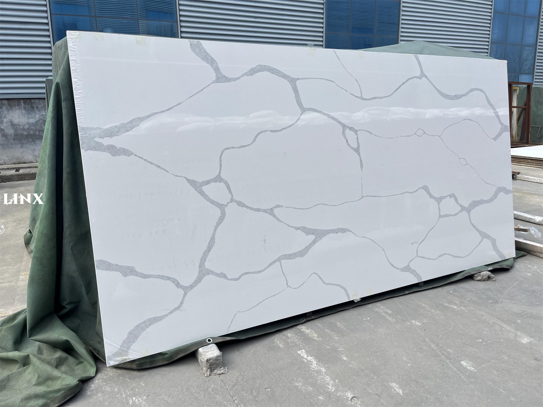 LX8022 CALACATTA WHITE QUARTZ STONE 4 LINX SURFACES