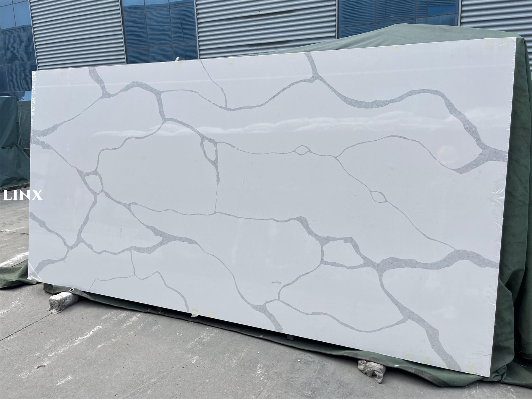 LX8022 CALACATTA WHITE QUARTZ STONE 5 LINX SURFACES