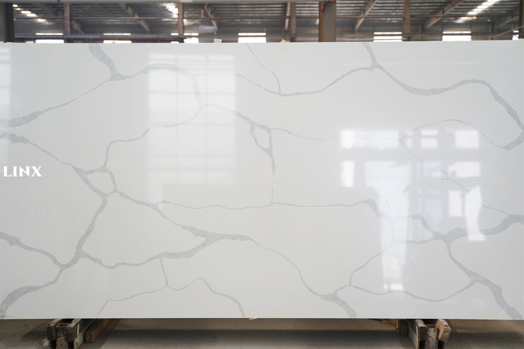 LX8022 CALACATTA WHITE QUARTZ STONE DETAIL 1 LINX SURFACES