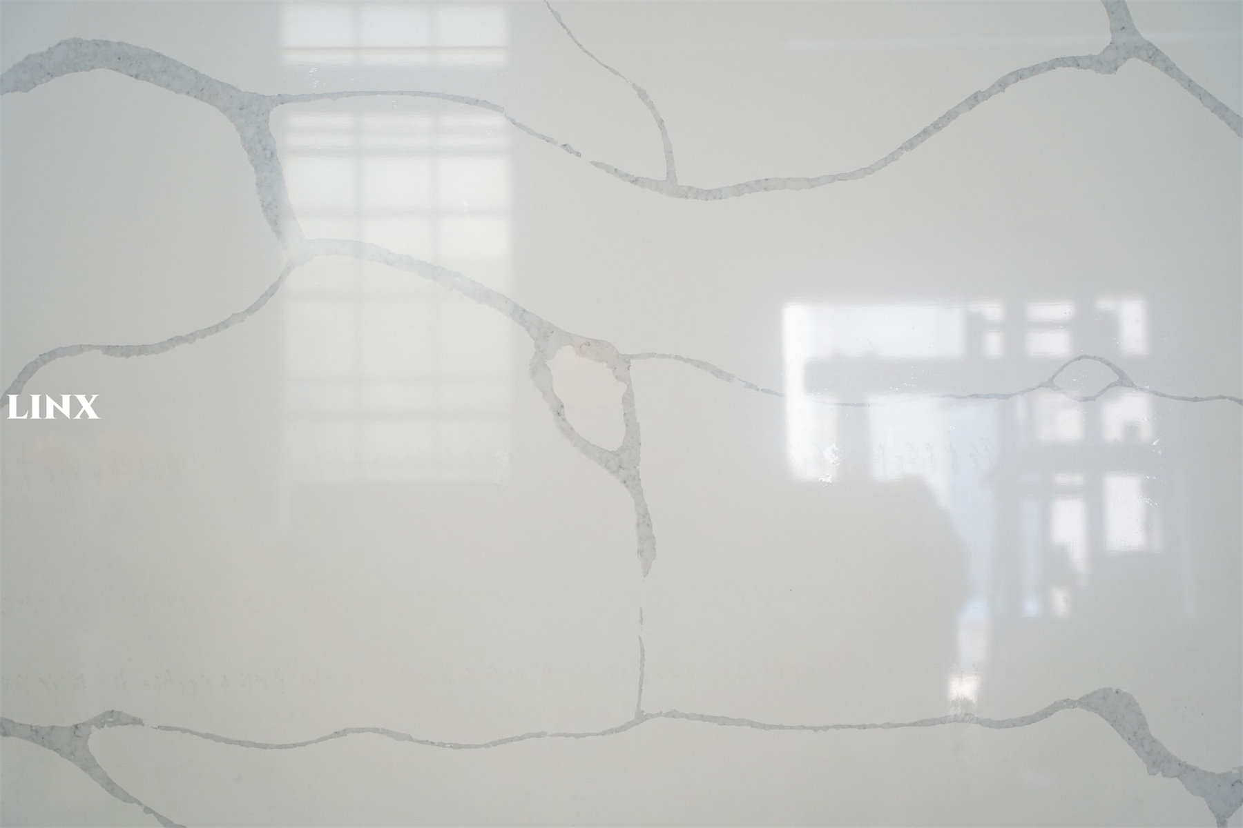 LX8022 CALACATTA WHITE QUARTZ STONE DETAIL 2 LINX SURFACES